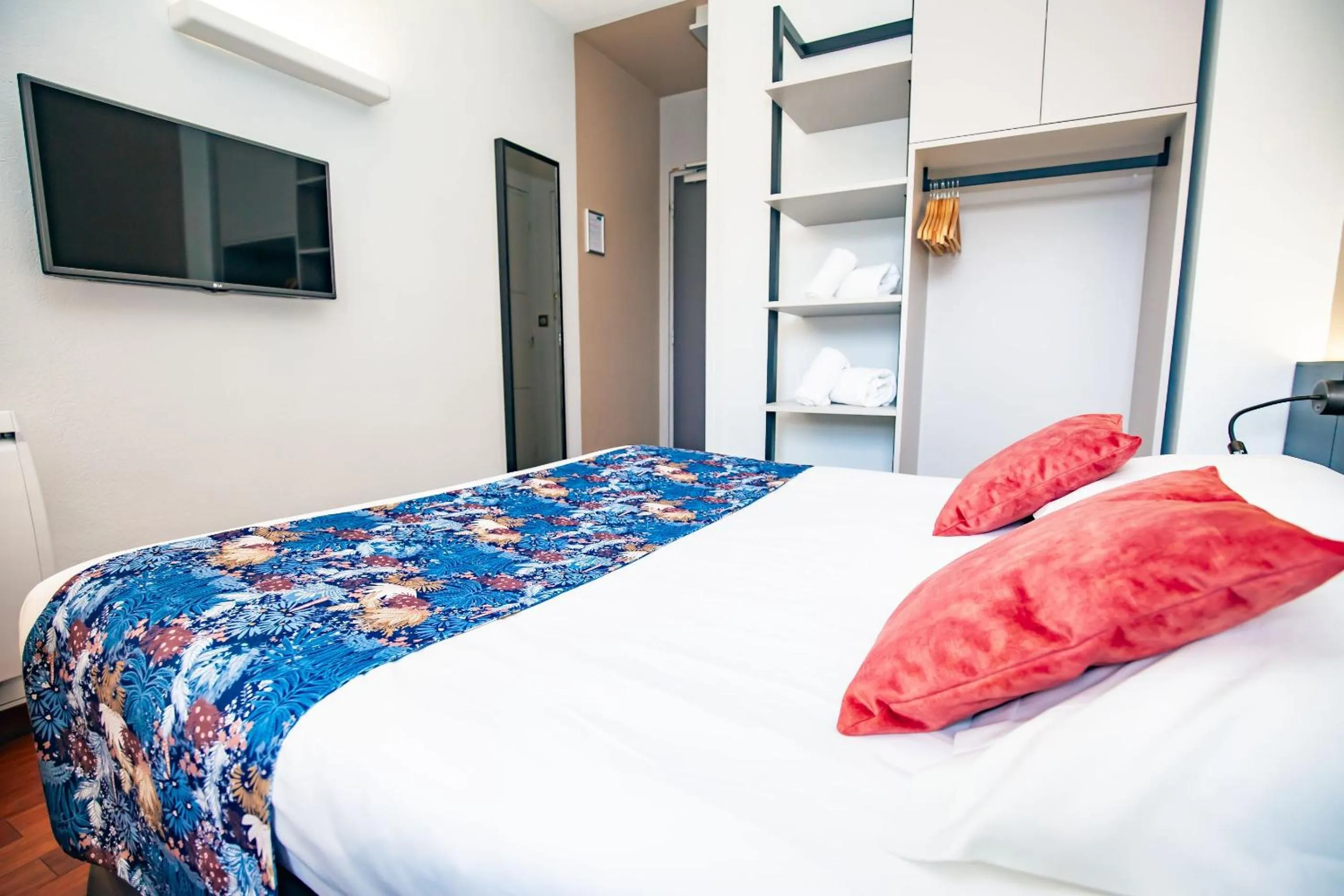 Bed in Logis Hôtel de France - Face à la Mer