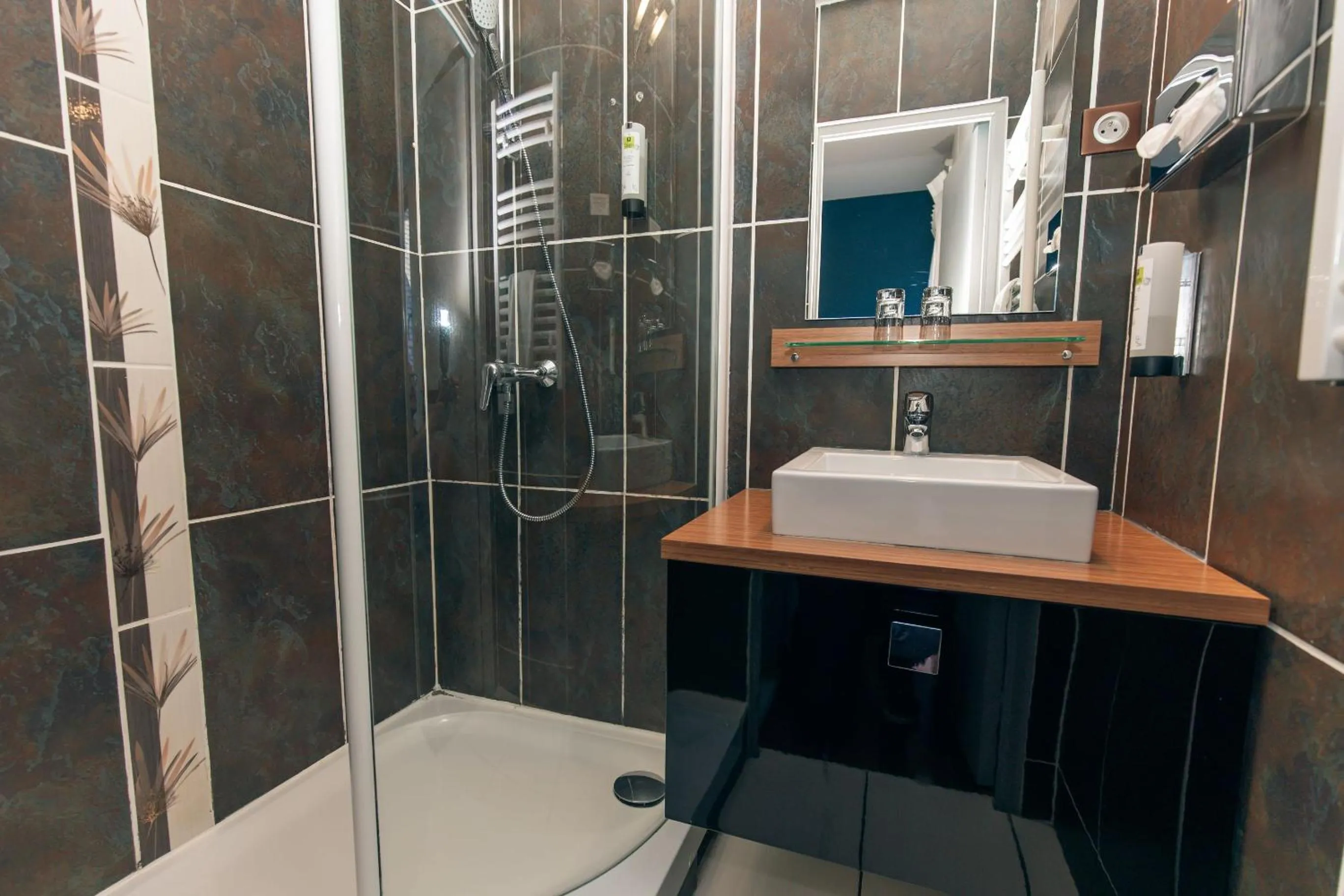 Shower in Logis Hôtel de France - Face à la Mer