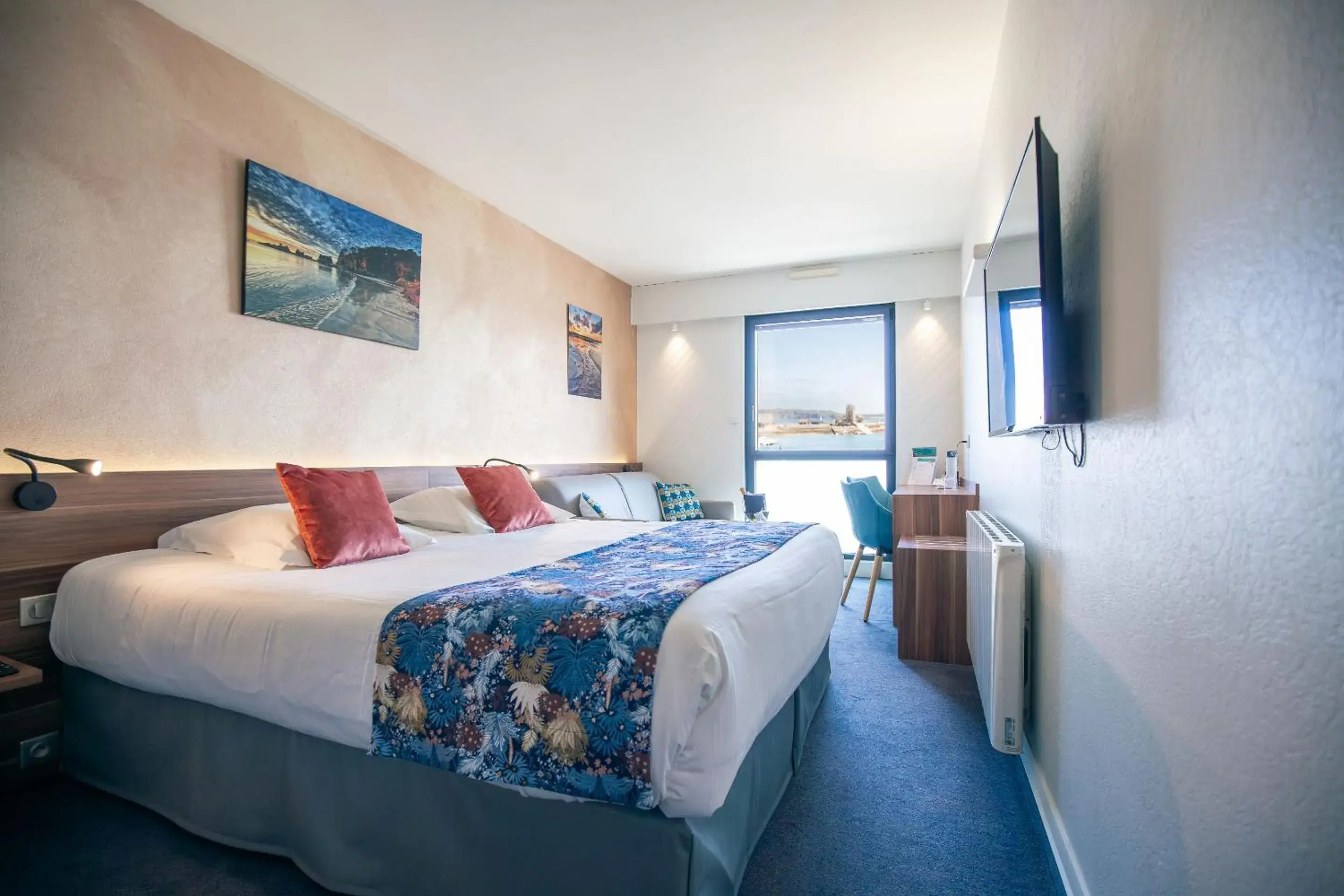 Deluxe Double Room with Sea View in Logis Hôtel de France - Face à la Mer Deluxe Double Room with Sea View in Logis Hôtel de France - Face à la Mer