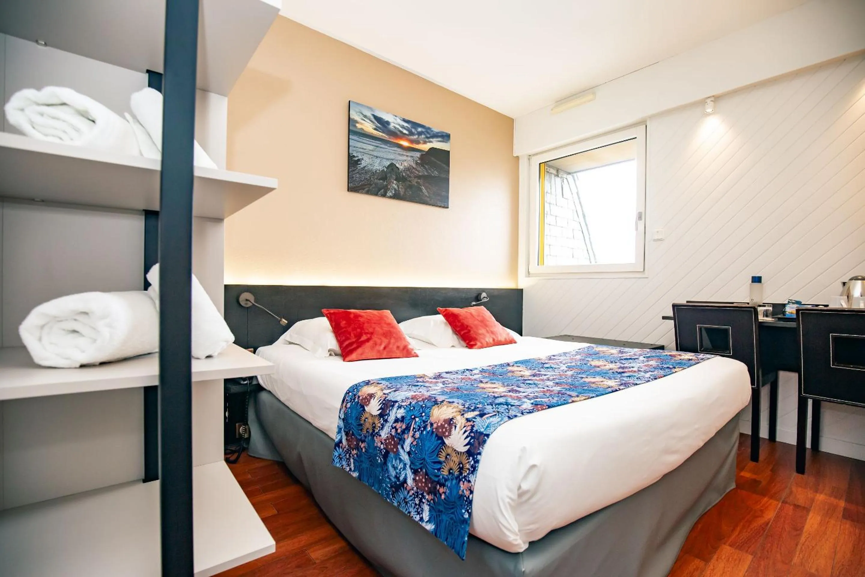 Bed in Logis Hôtel de France - Face à la Mer