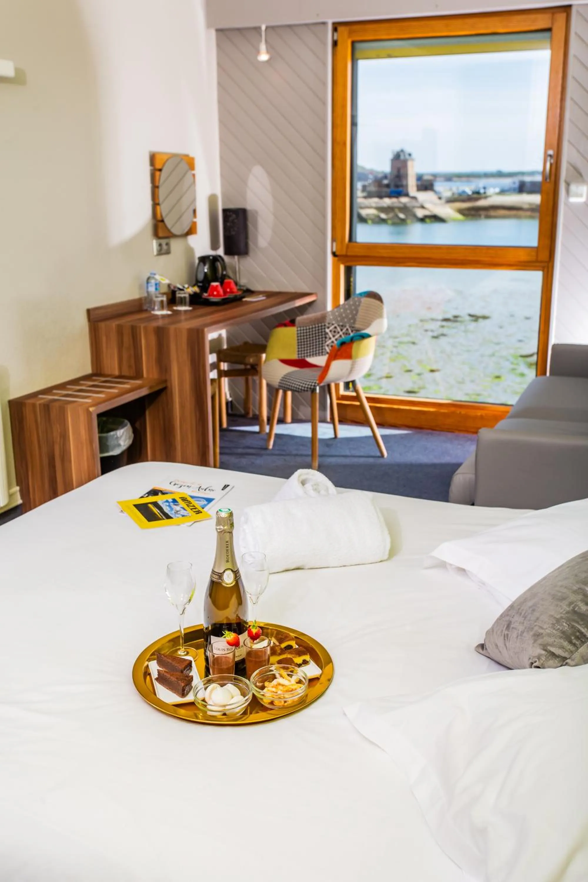 Sea view, Bed in Logis Hôtel de France - Face à la Mer