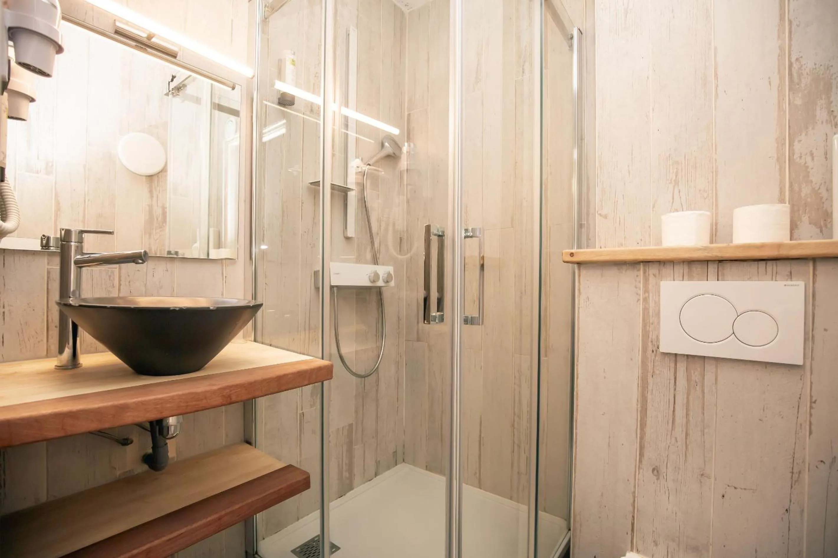 Shower in Logis Hôtel de France - Face à la Mer