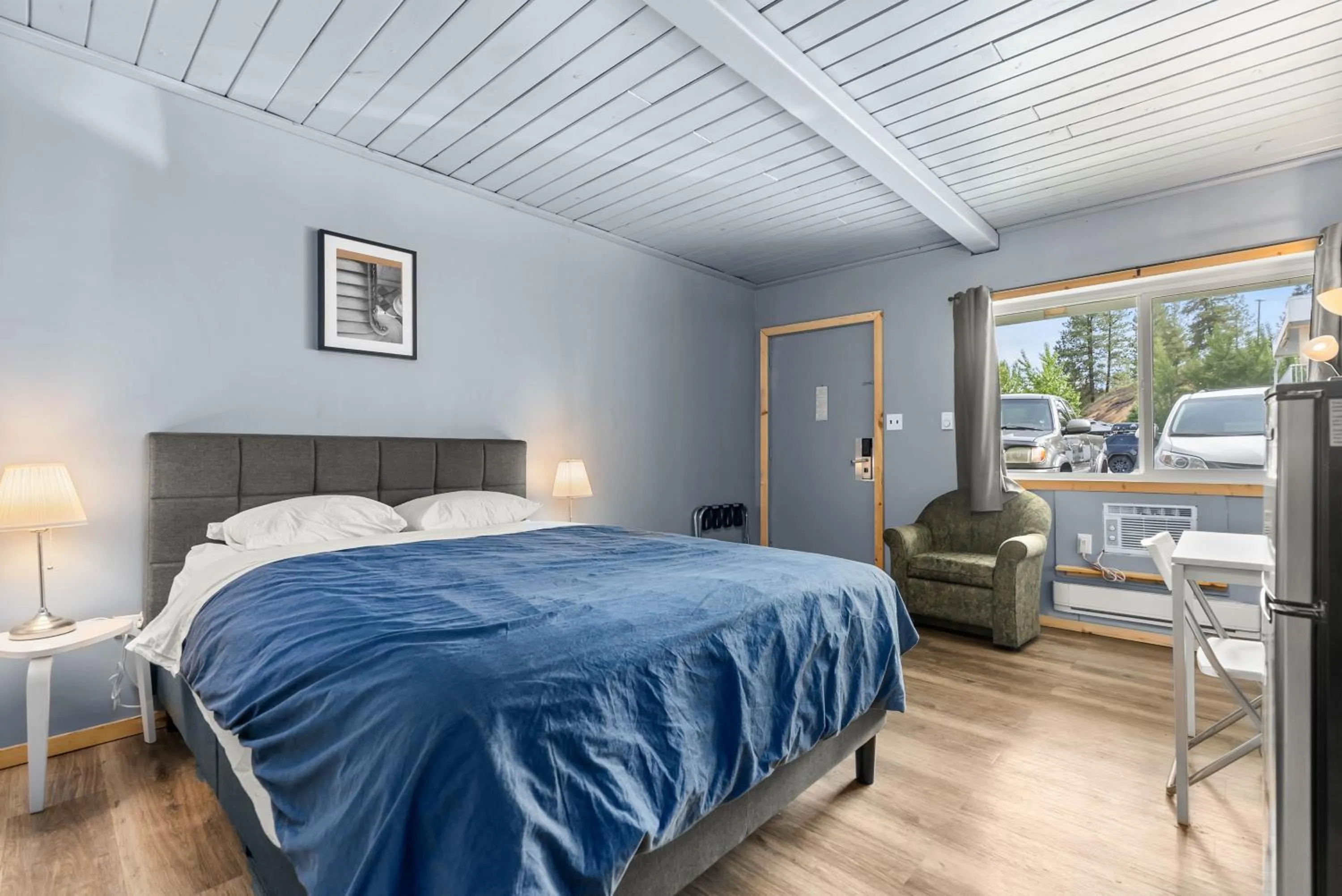 Bedroom in The Villager Inn Princeton Motel