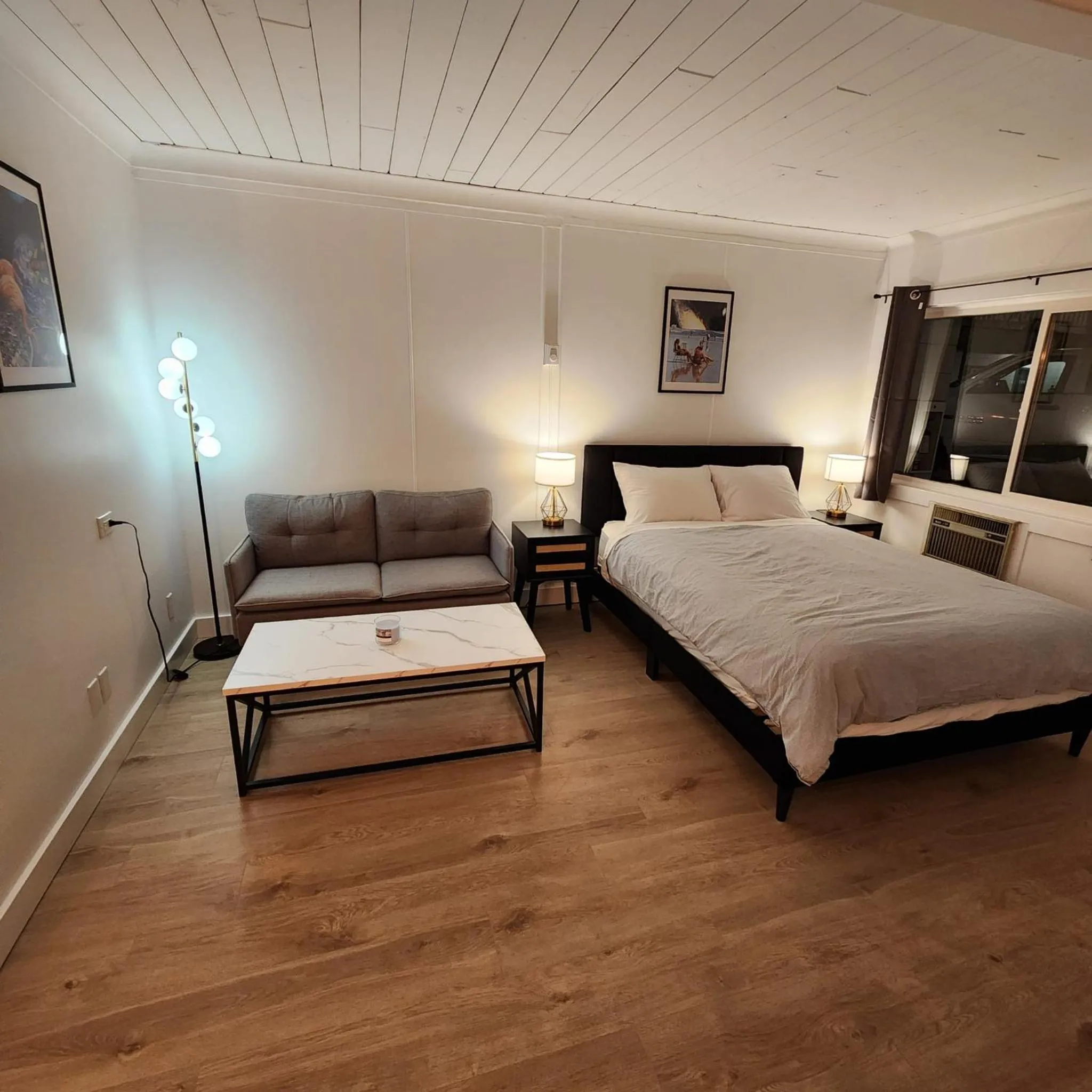 Seating area in The Villager Inn Princeton Motel