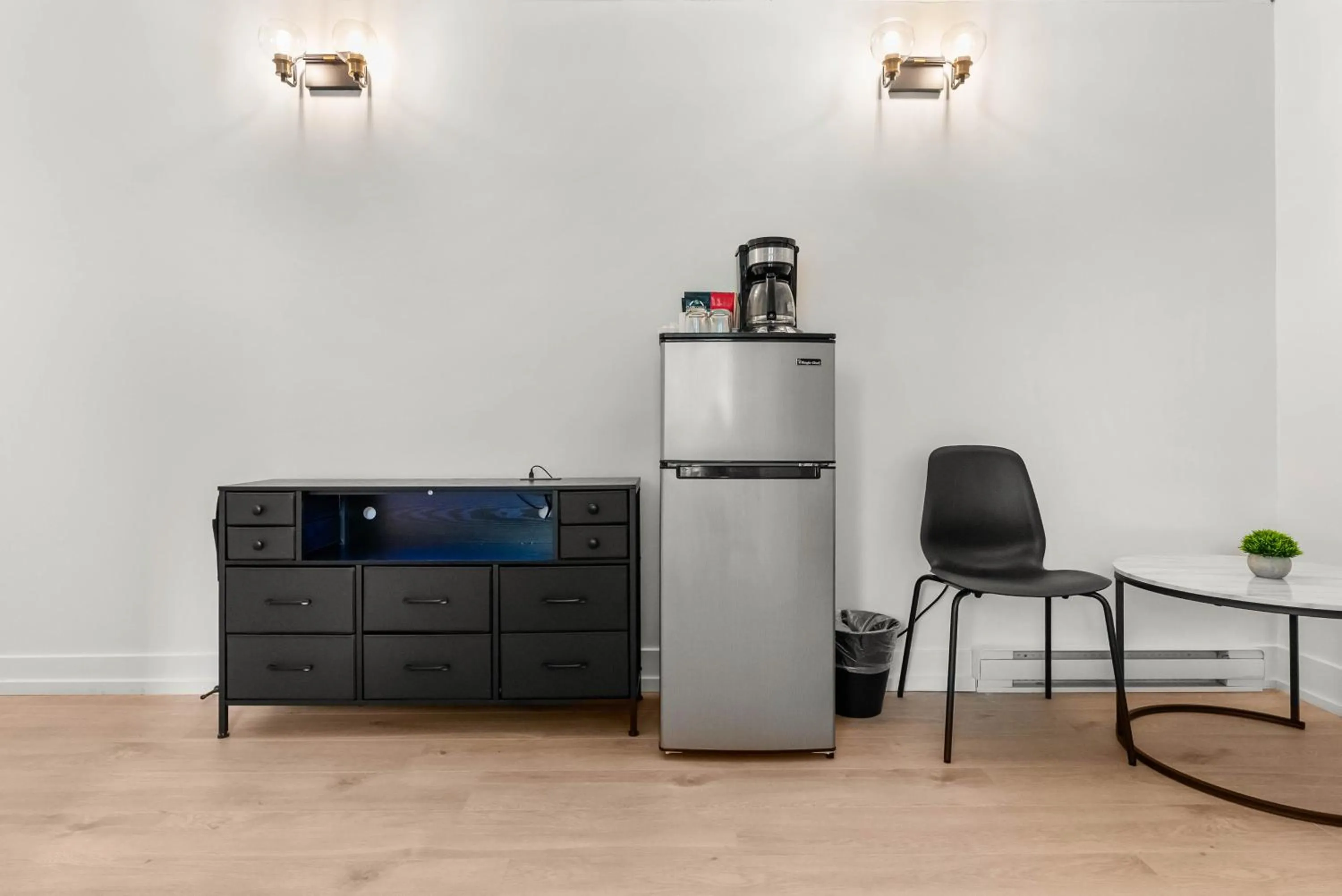 minibar in The Villager Inn Princeton Motel