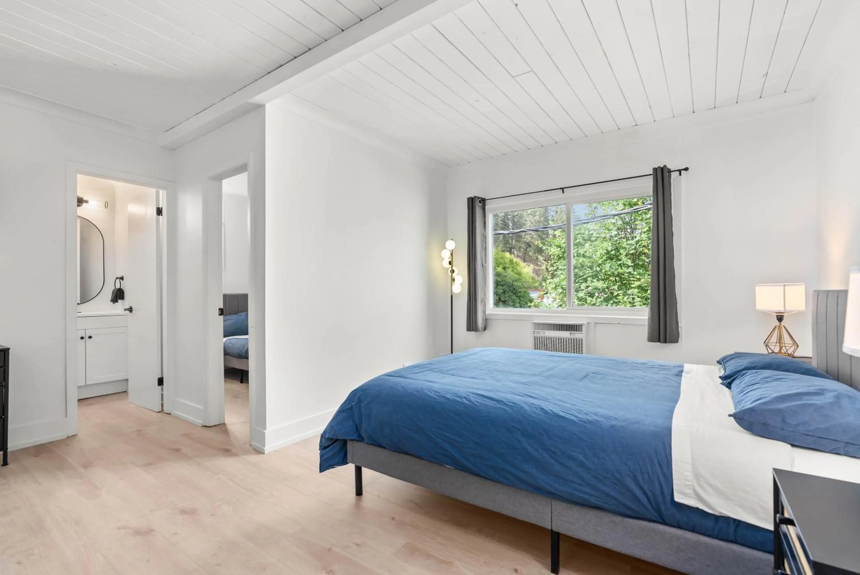 Bedroom in The Villager Inn Princeton Motel