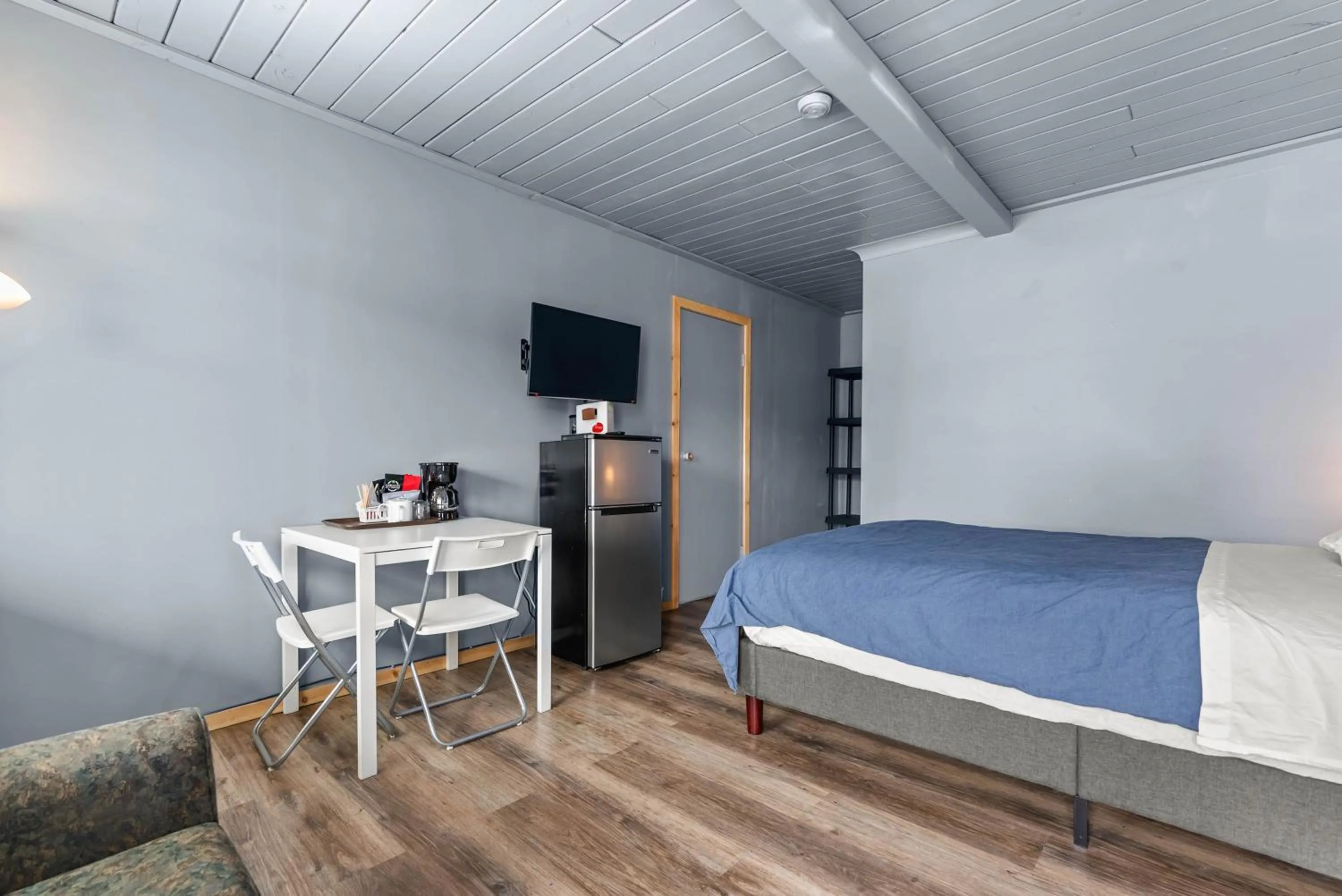 Bedroom in The Villager Inn Princeton Motel