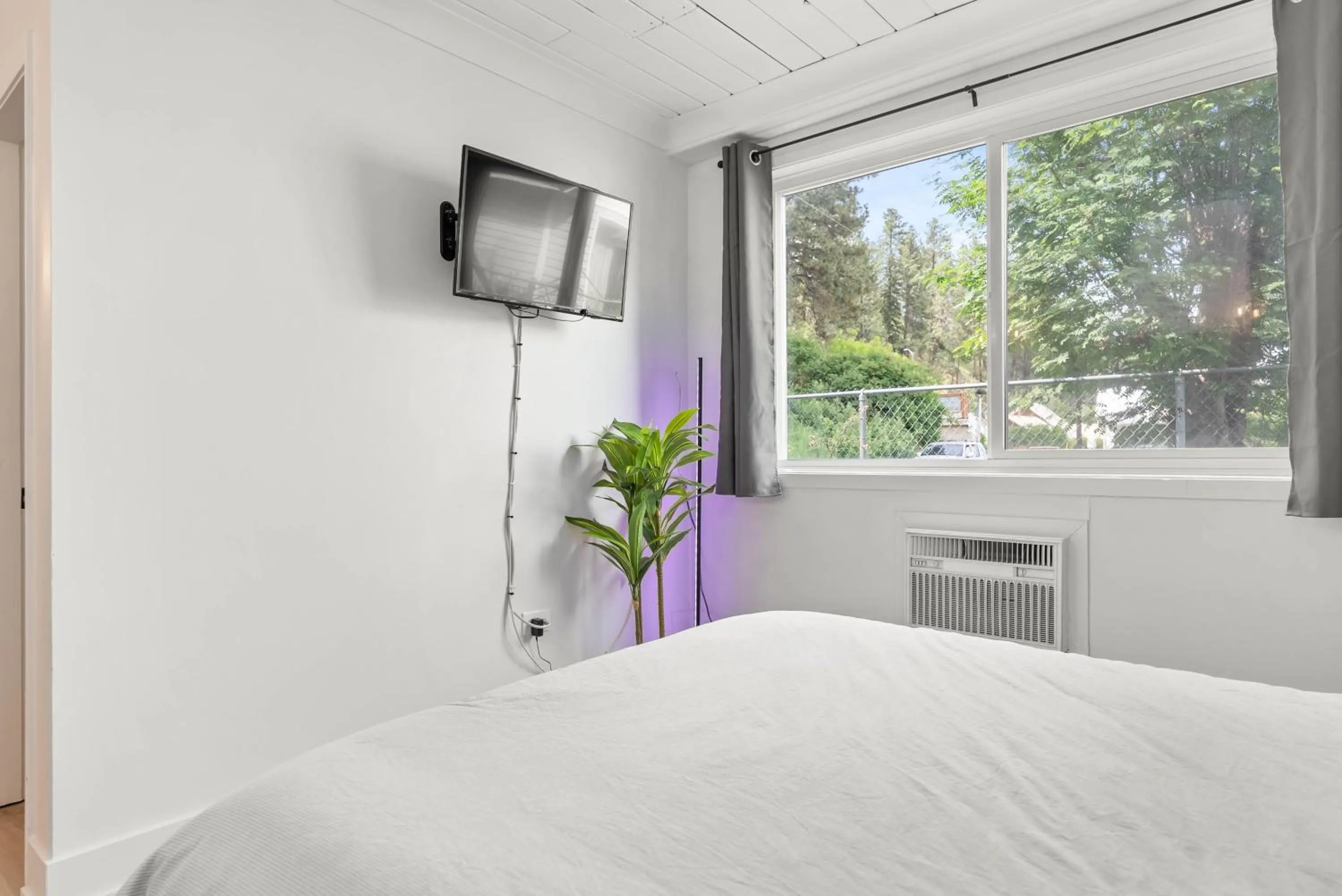 TV and multimedia in The Villager Inn Princeton Motel