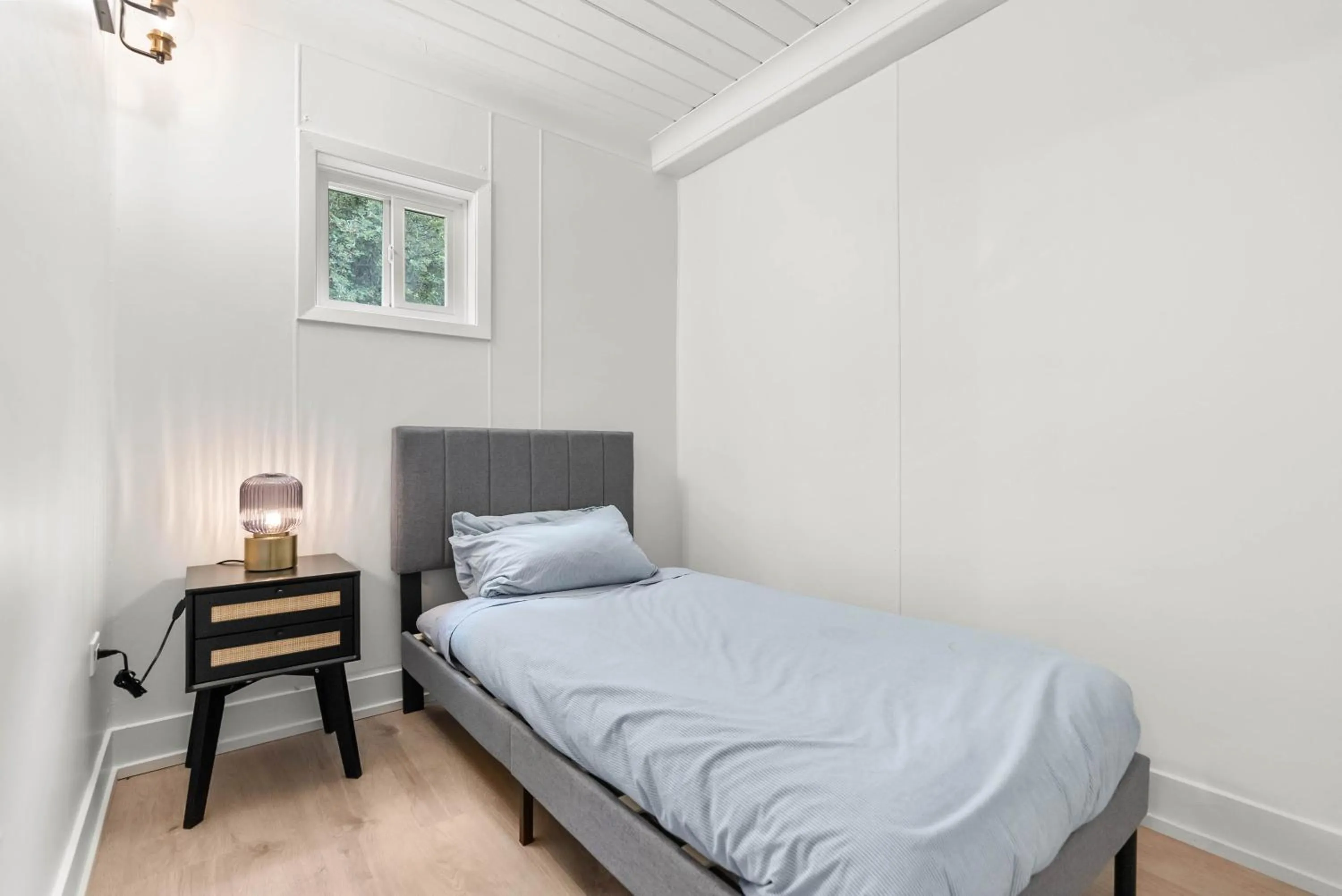 Bedroom in The Villager Inn Princeton Motel