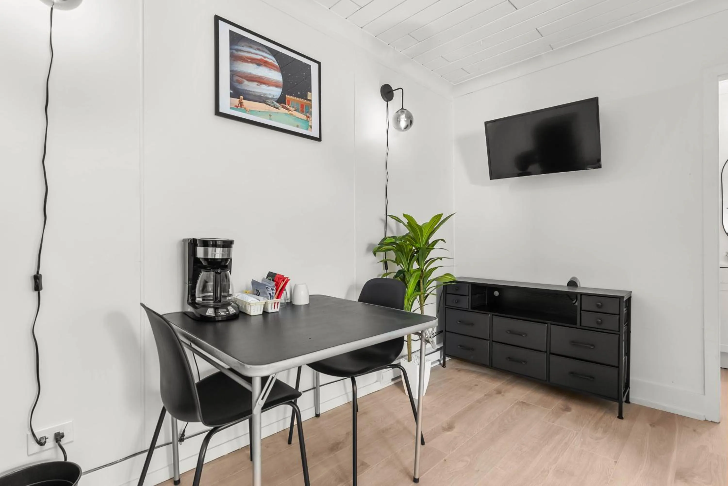Dining area in The Villager Inn Princeton Motel