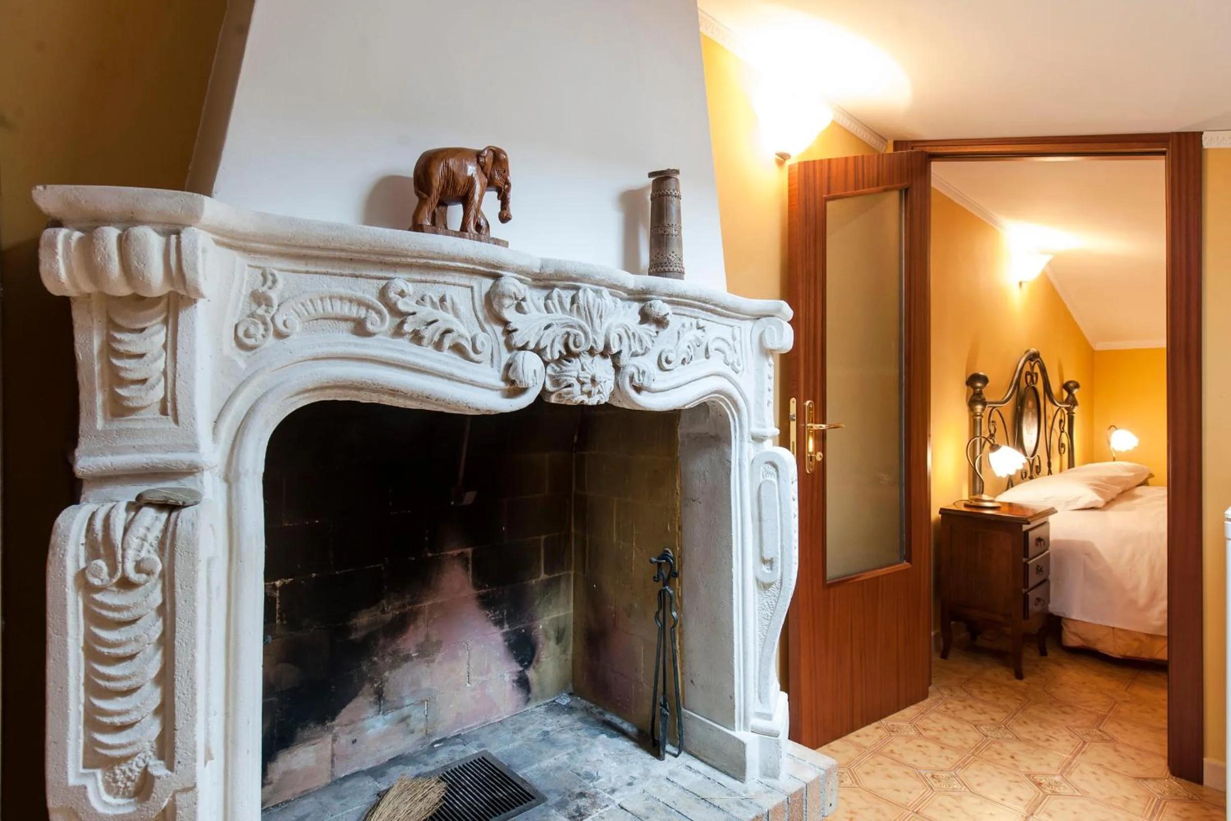 Decorative detail, Bed in La Casa dei Nonni B&B