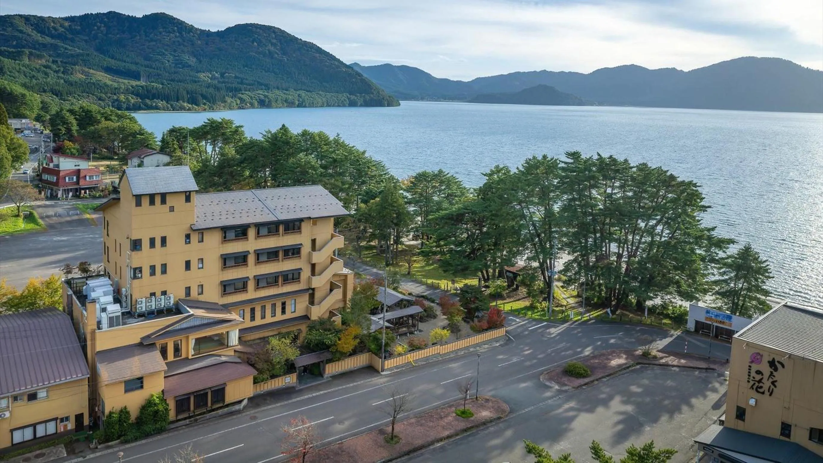 Property building in Kashintei Shirahama