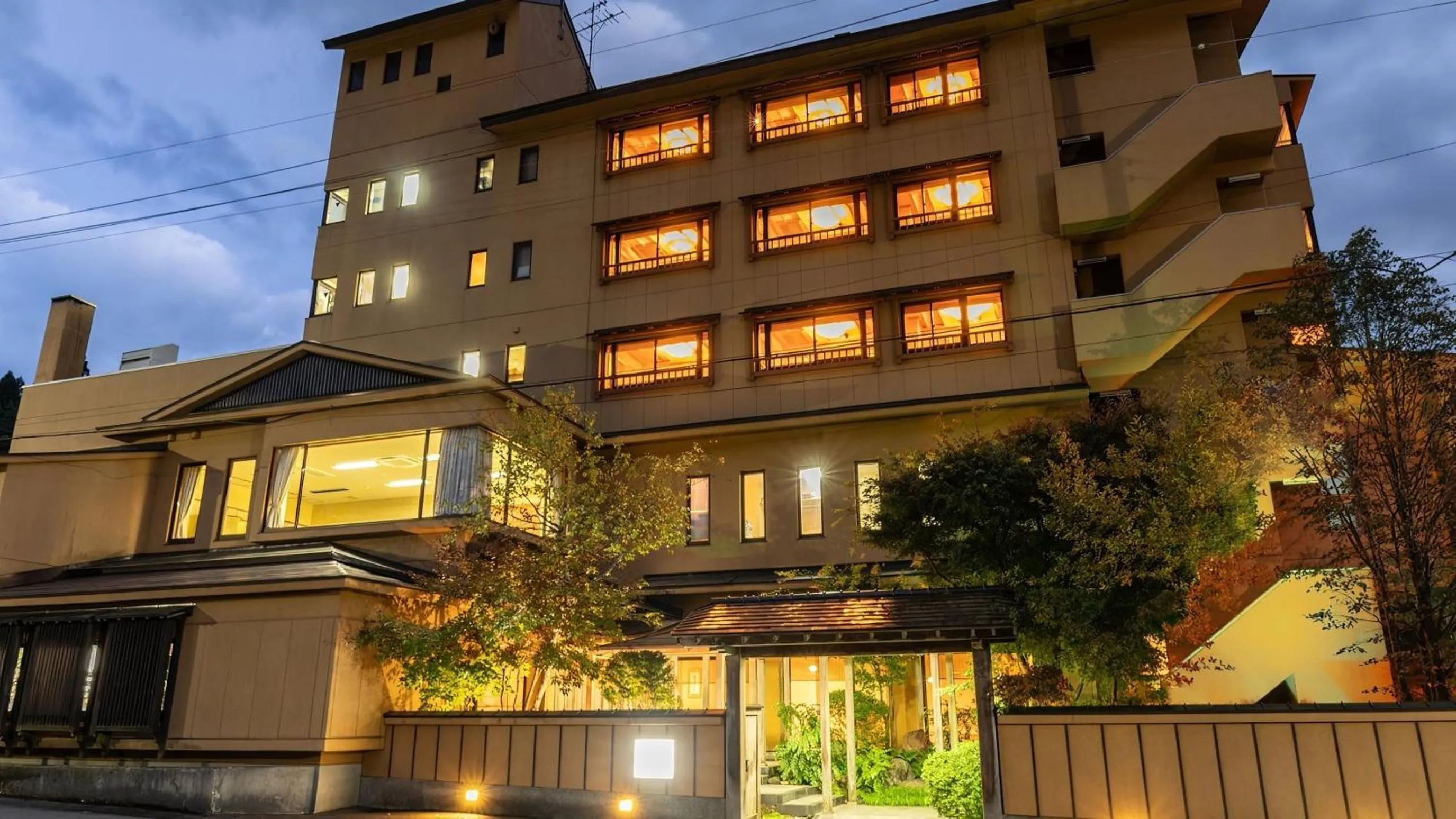 Property building in Kashintei Shirahama