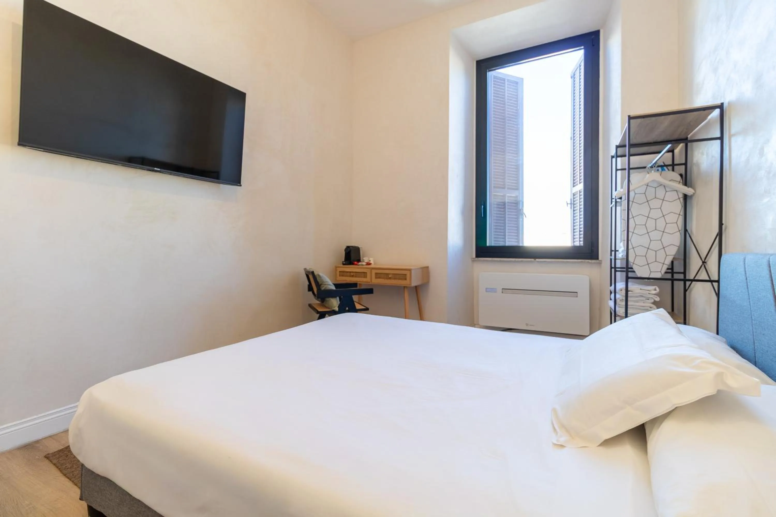 Photo of the whole room, Bed in Cunabu Apartments