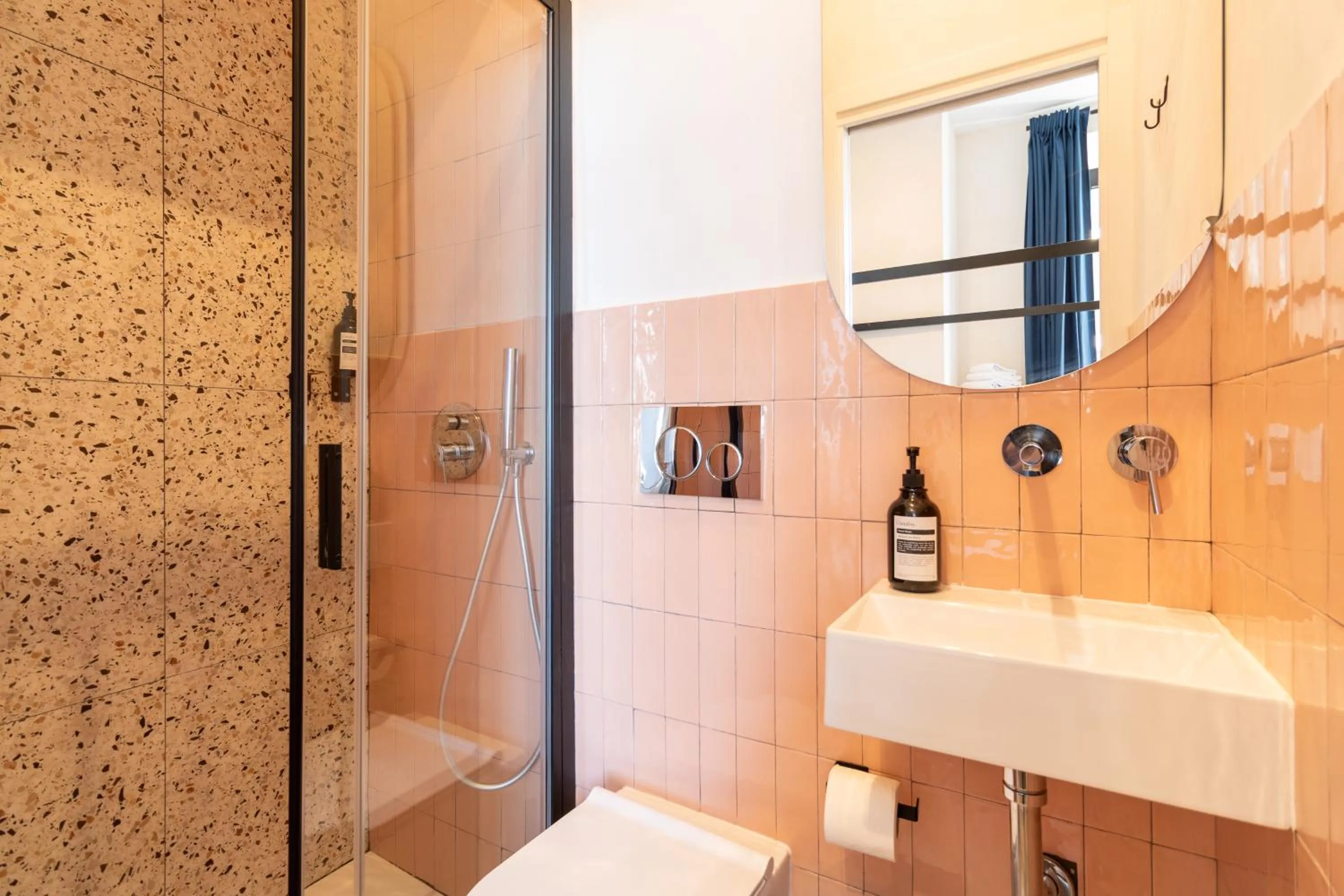 Shower in Cunabu Apartments