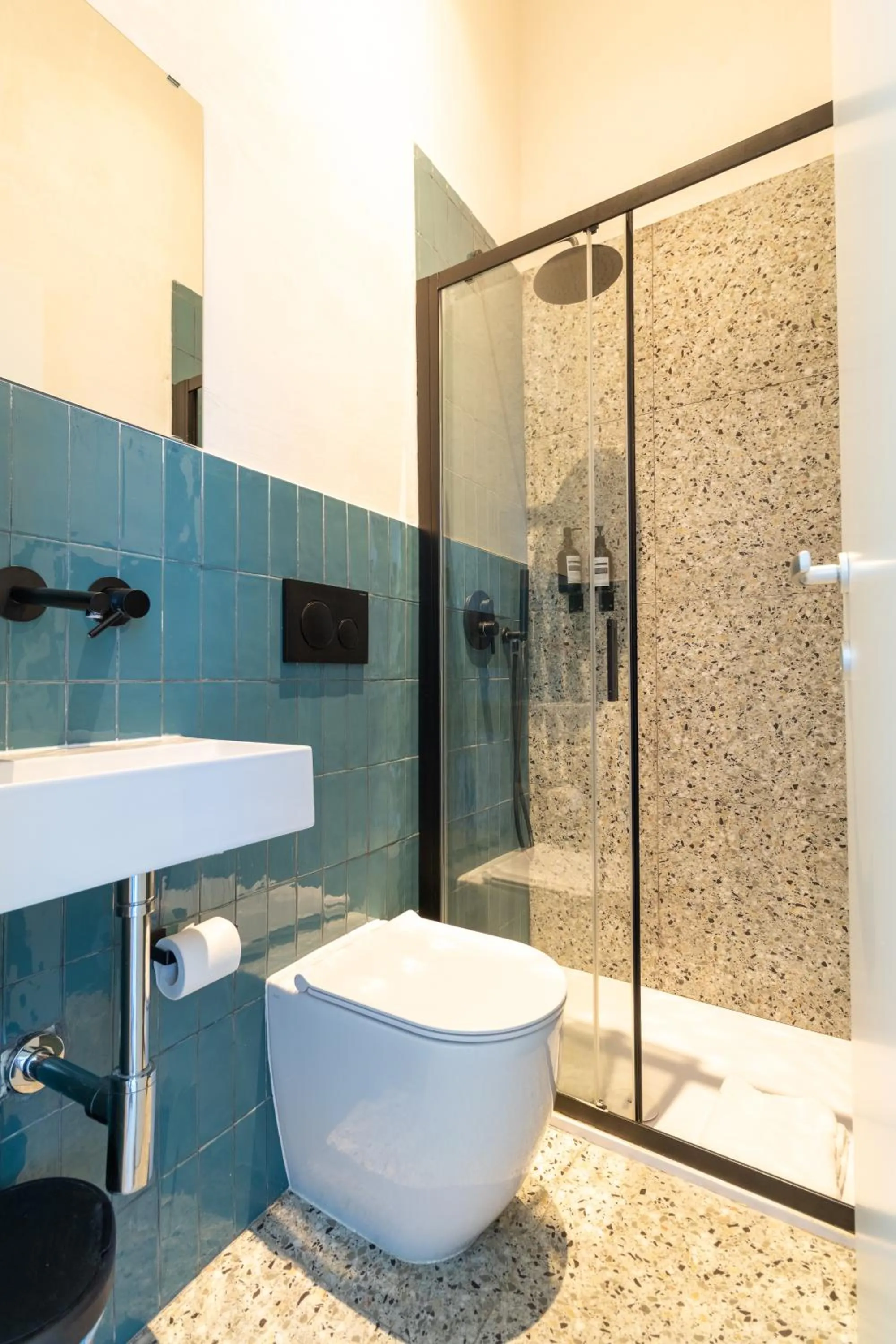 Shower in Cunabu Apartments