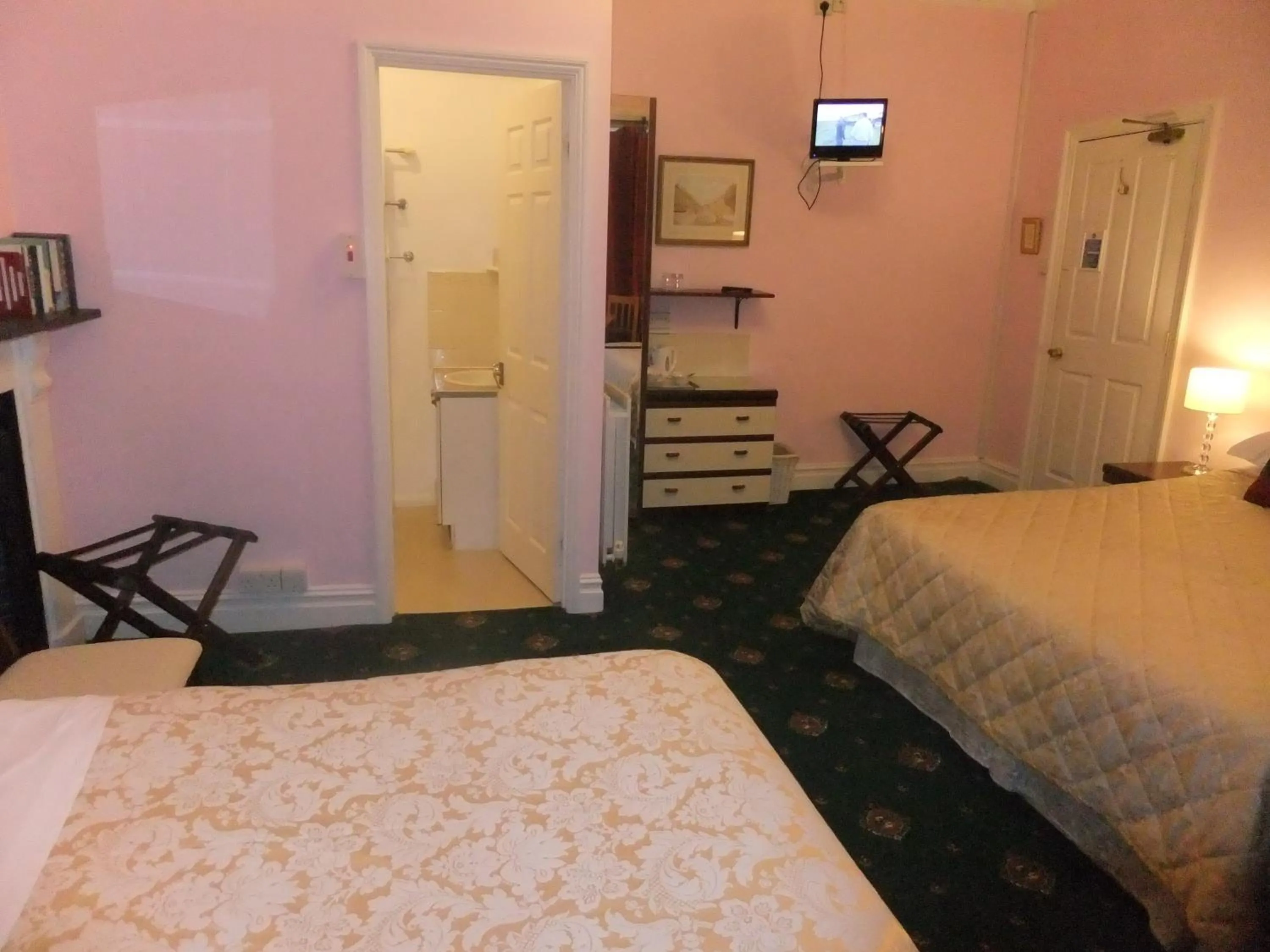 Photo of the whole room, Bed in Elgin Villa