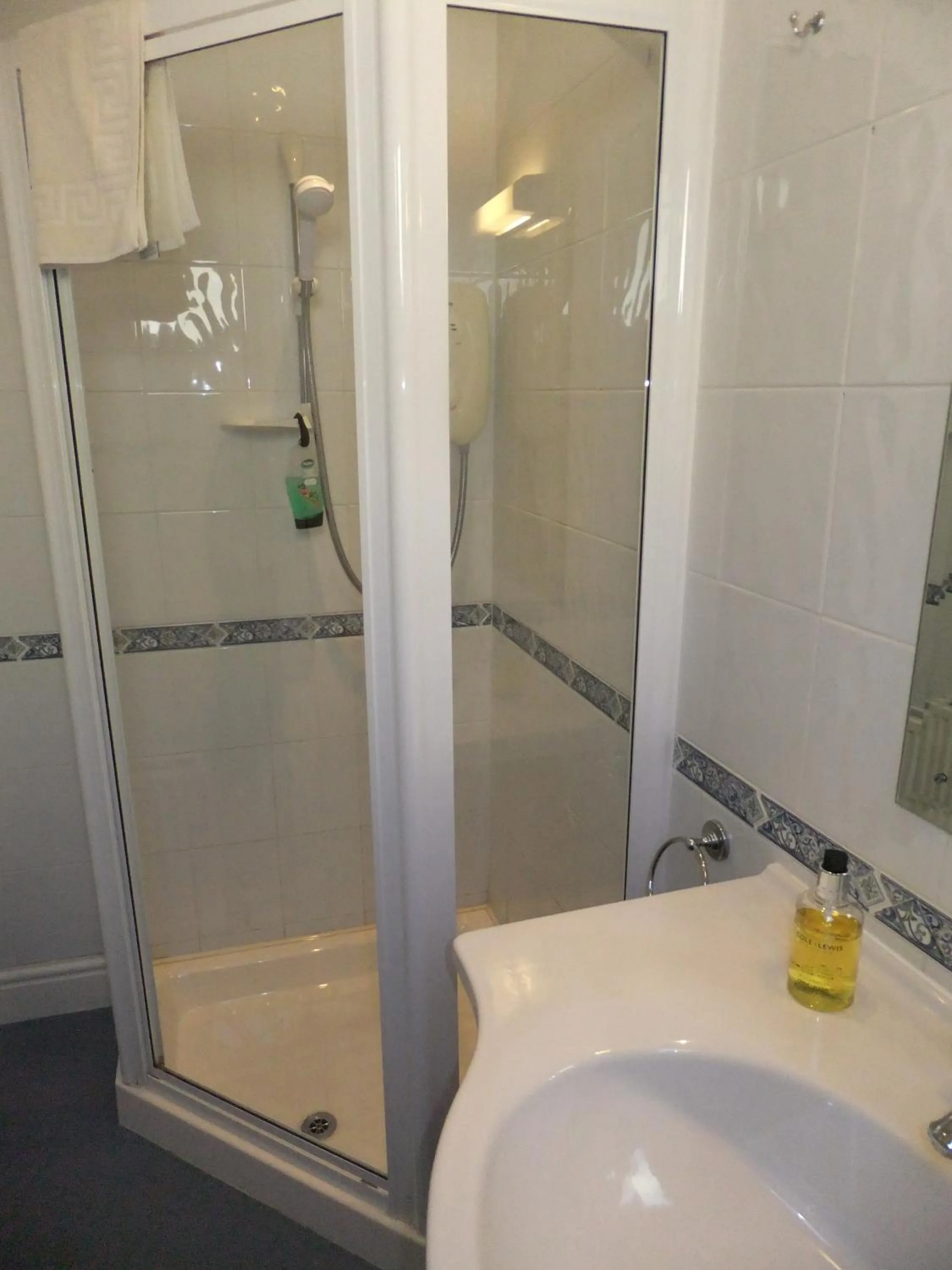 Shower in Elgin Villa
