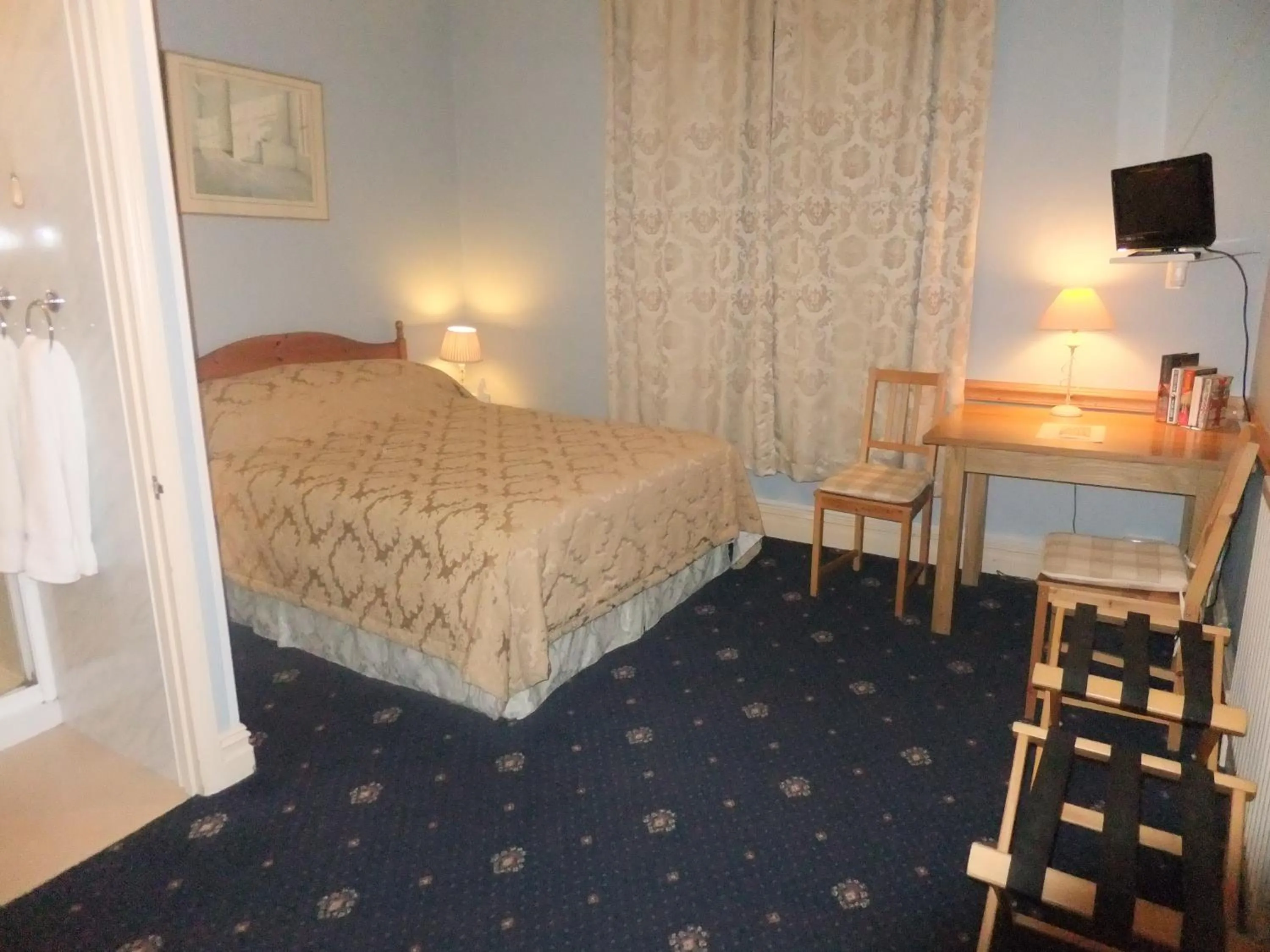 Photo of the whole room, Bed in Elgin Villa