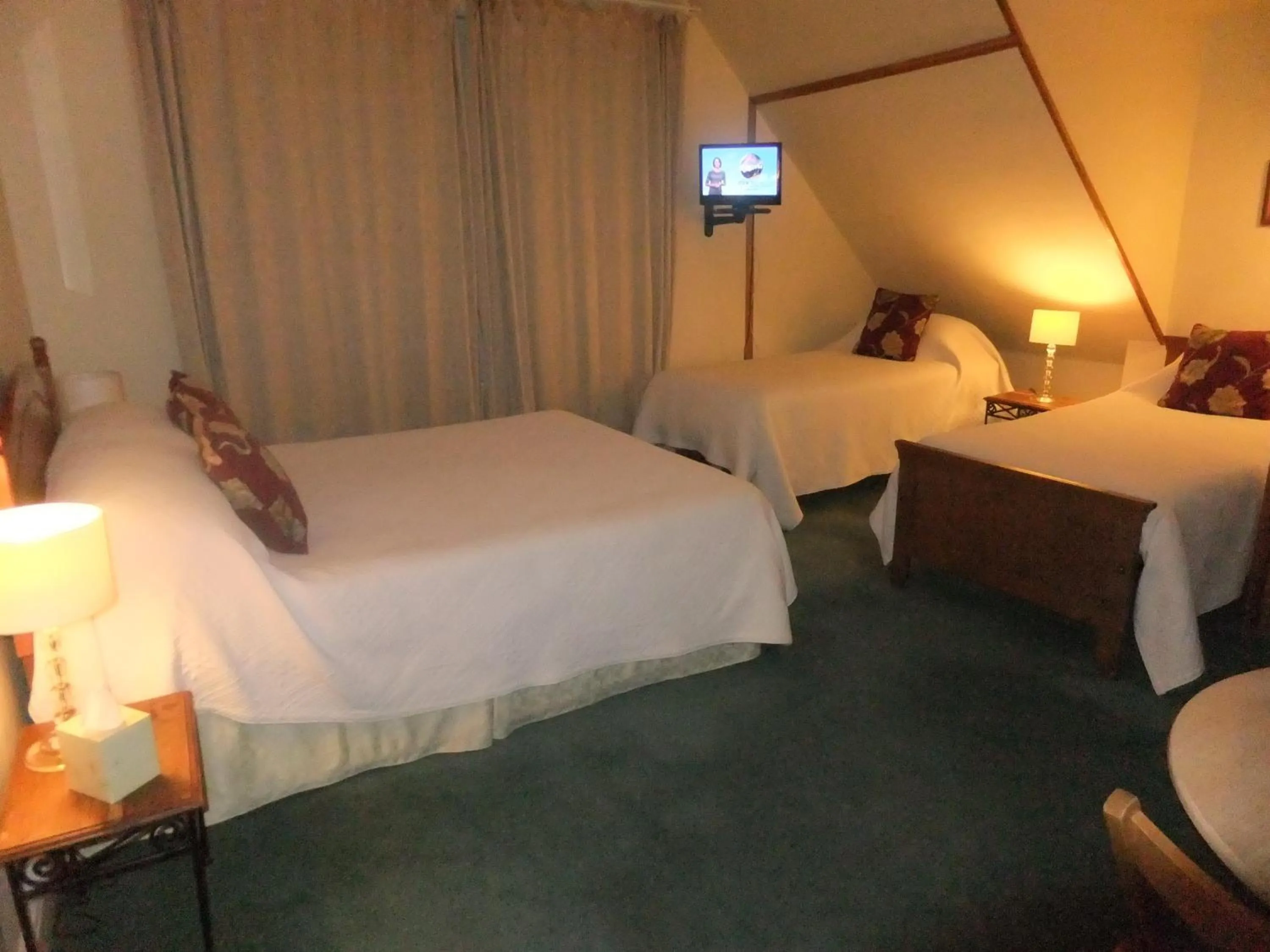 Photo of the whole room, Bed in Elgin Villa