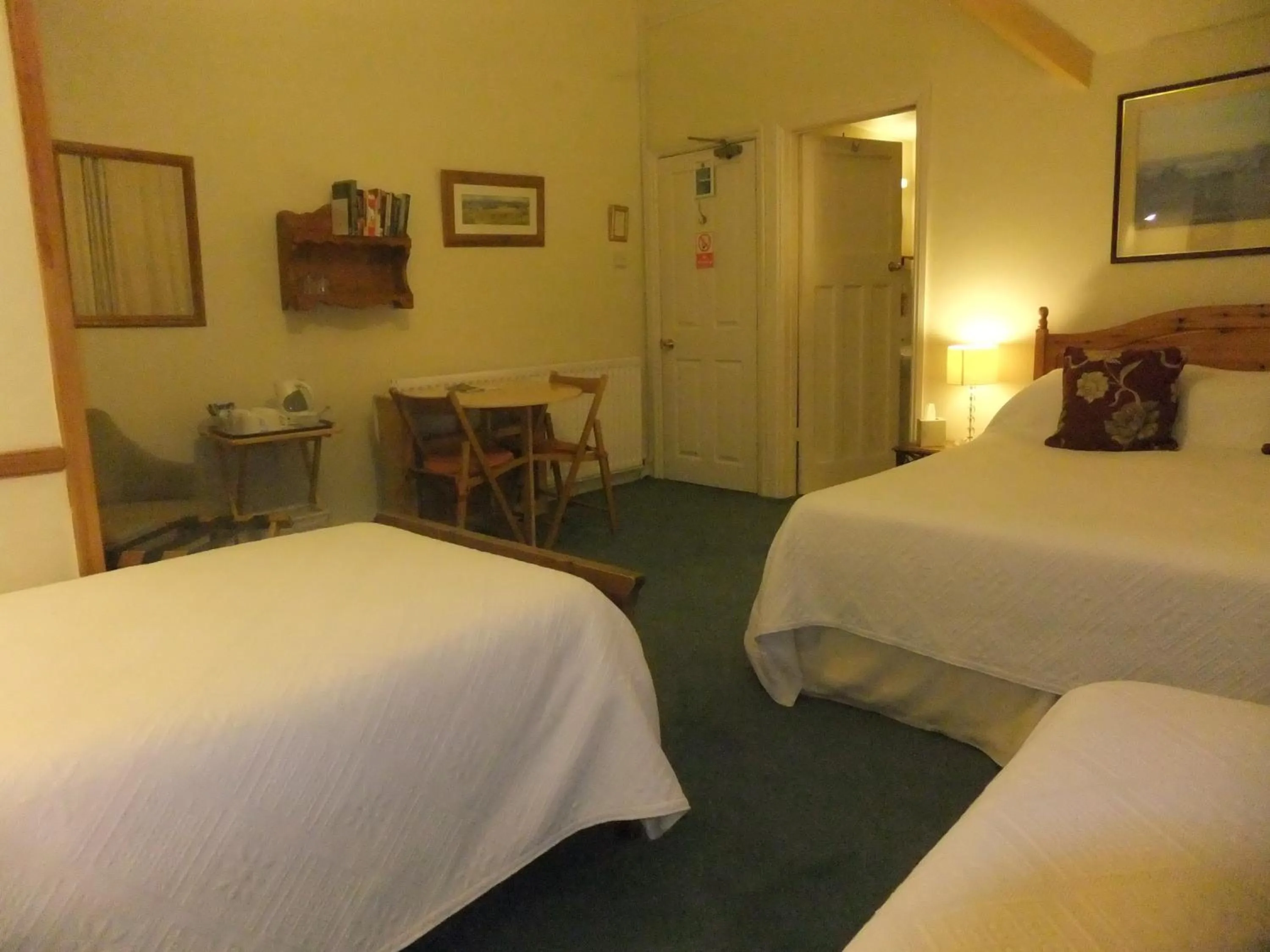 Photo of the whole room, Bed in Elgin Villa