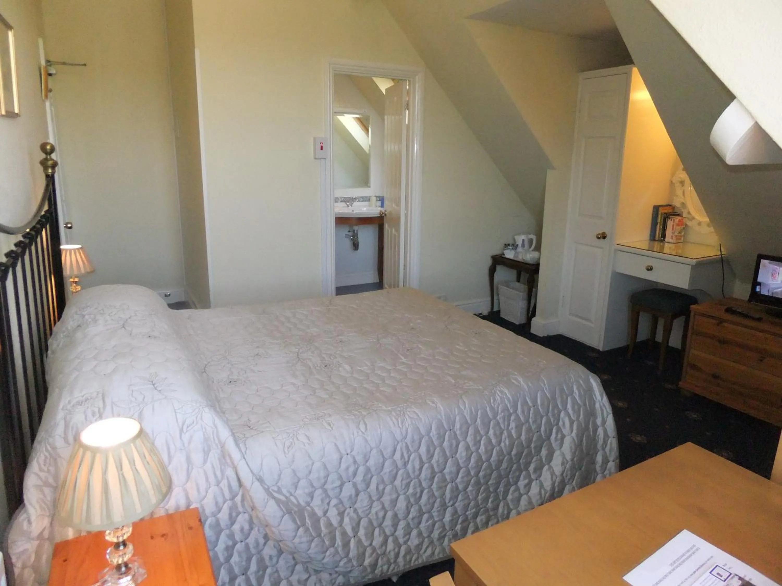 Photo of the whole room, Bed in Elgin Villa