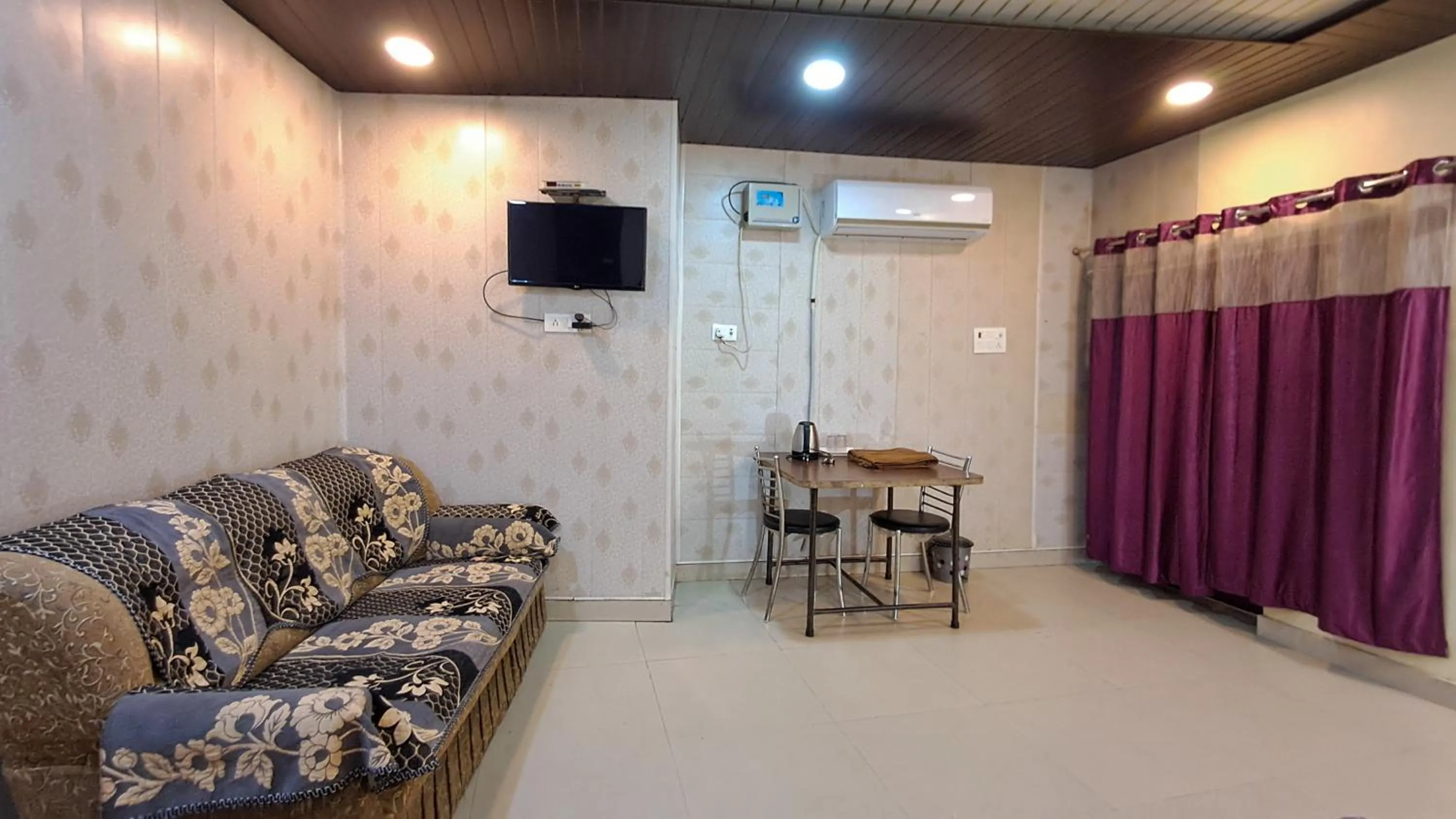 Communal lounge/ TV room in LD Guest House, Ayodhya