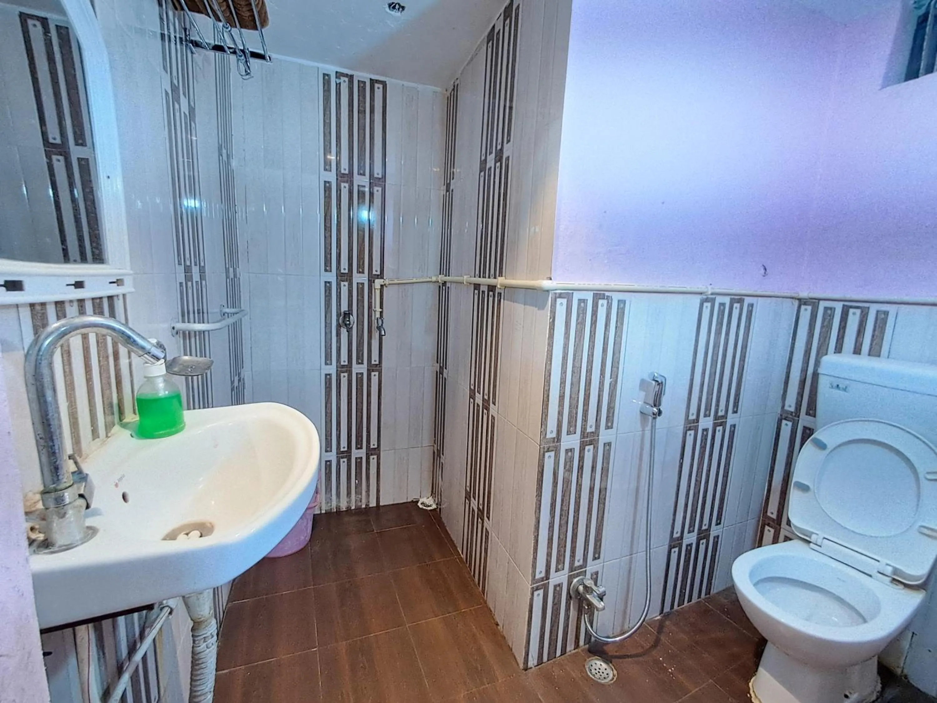 Shower in LD Guest House, Ayodhya