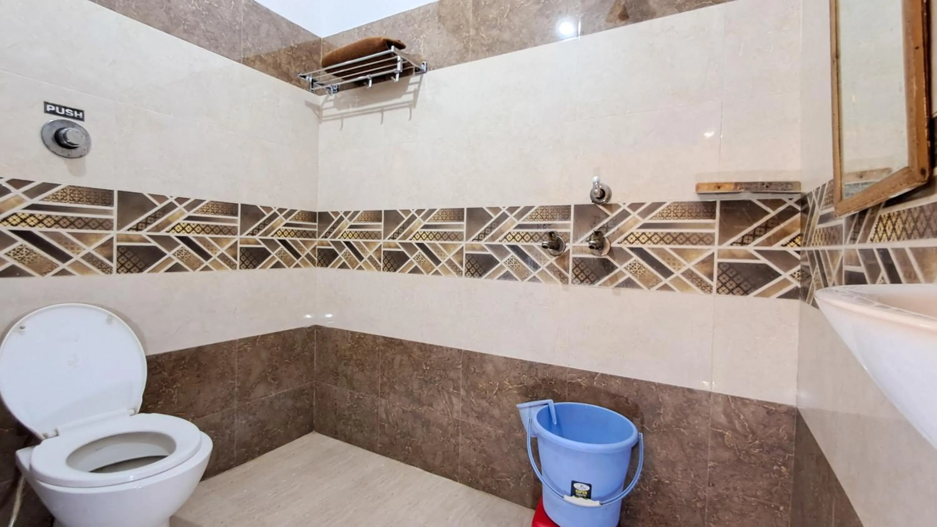 Shower in LD Guest House, Ayodhya