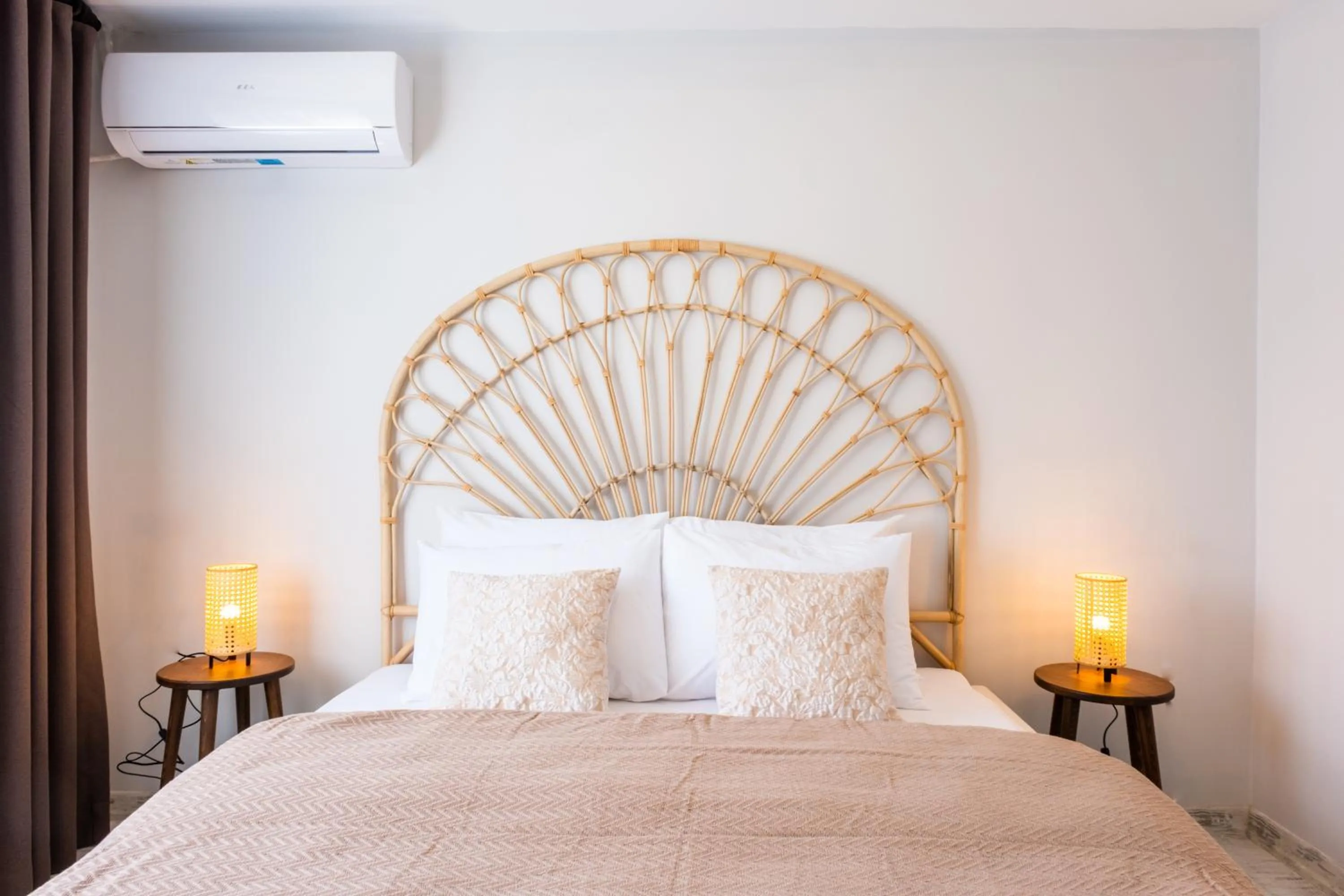 Photo of the whole room, Bed in Dia Urla