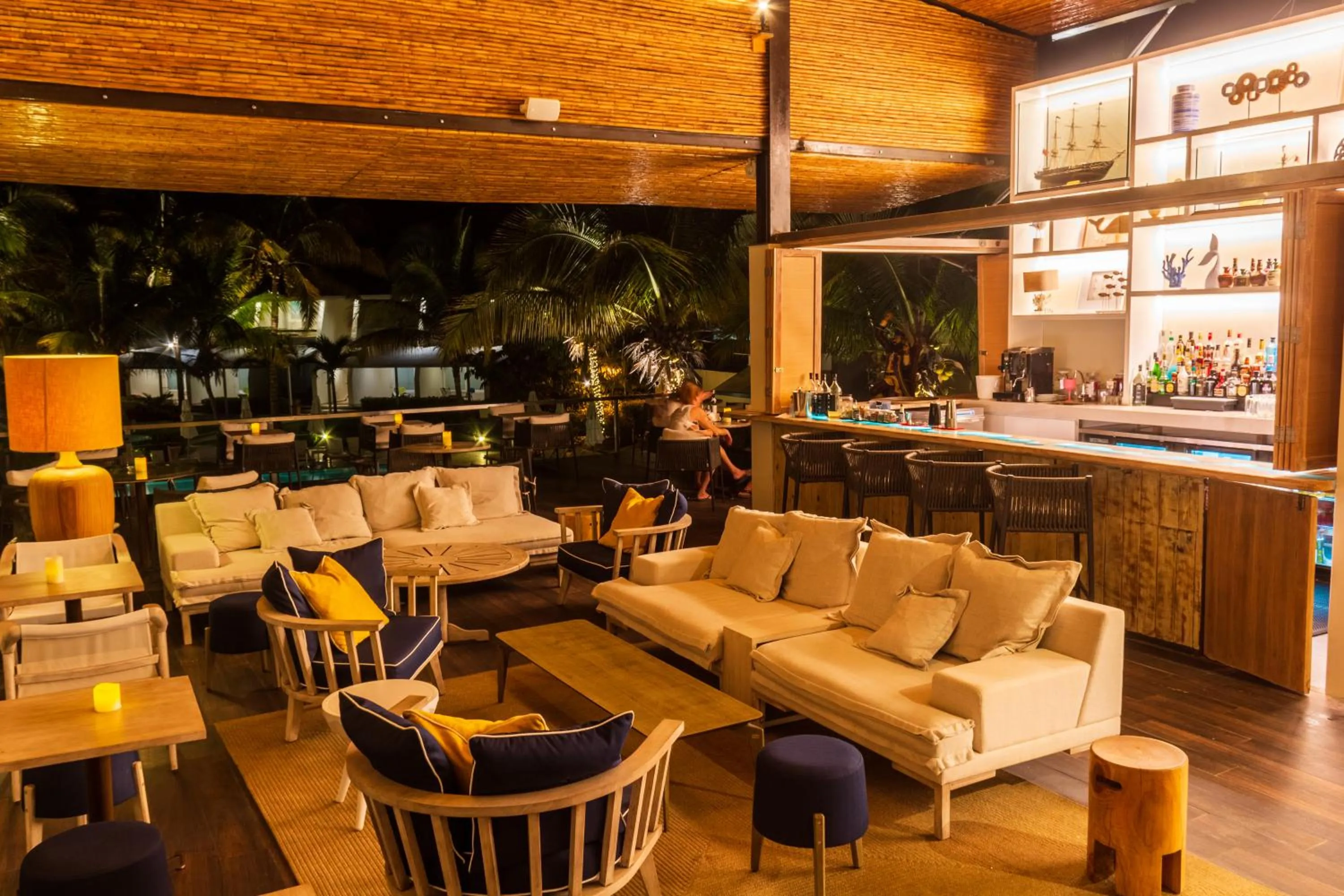 Lounge or bar in Punta Sal Suites & Bungalows Resort