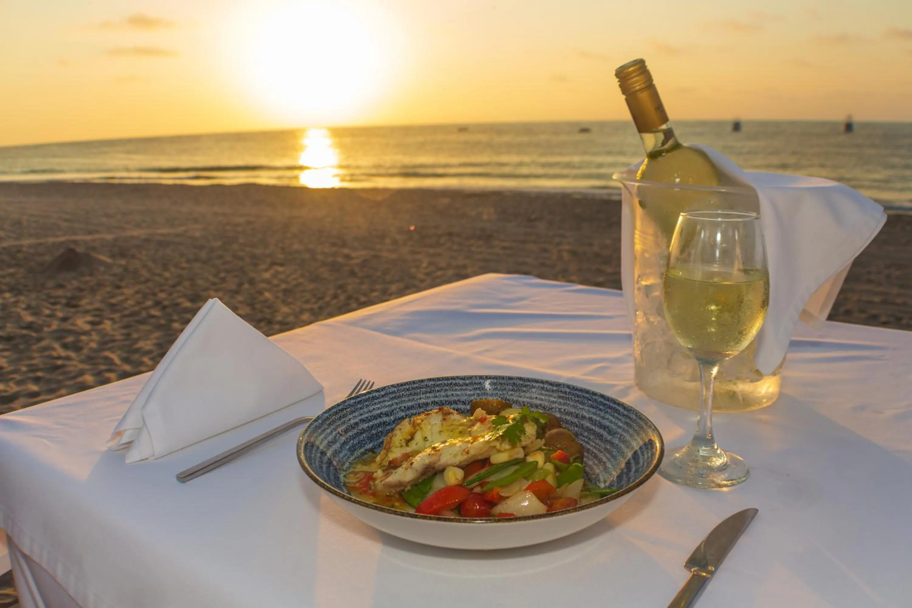 Meals in Punta Sal Suites & Bungalows Resort