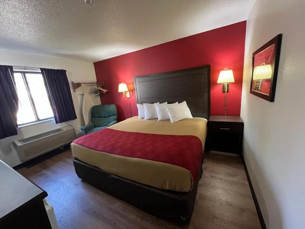 Bedroom in Econo Lodge Oacoma - Chamberlain West