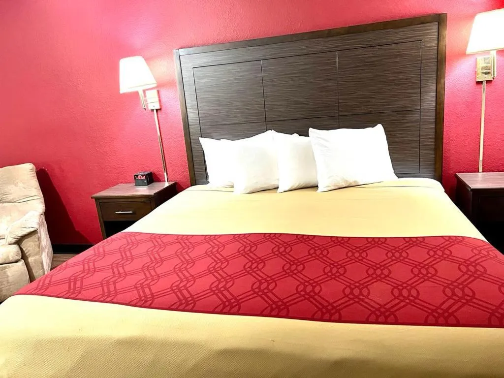 Bed in Econo Lodge Oacoma - Chamberlain West