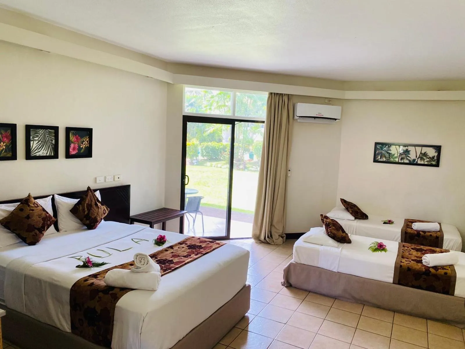 Bedroom, Bed in Hotel Oasis