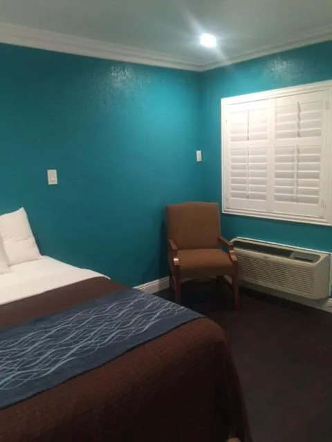 Bed in Crenshaw Inn Motel