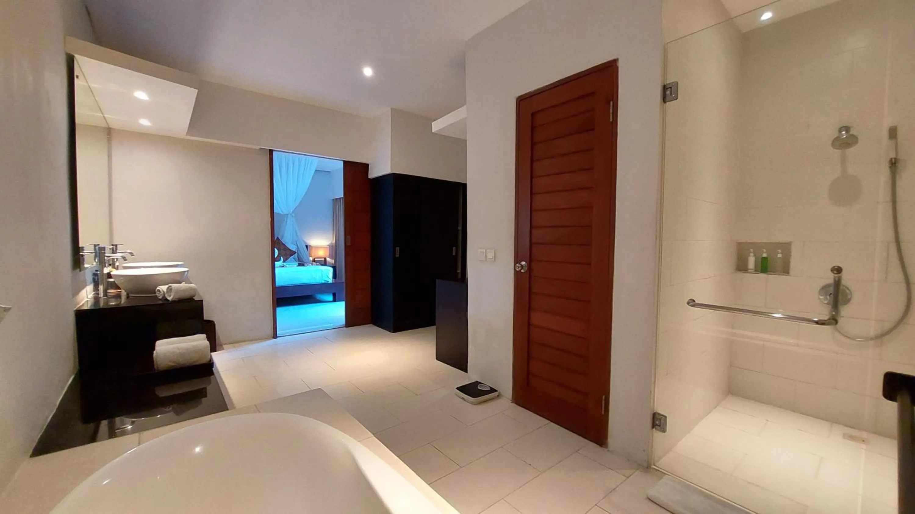 Shower, Bed in The Light Exclusive Villas and SPA