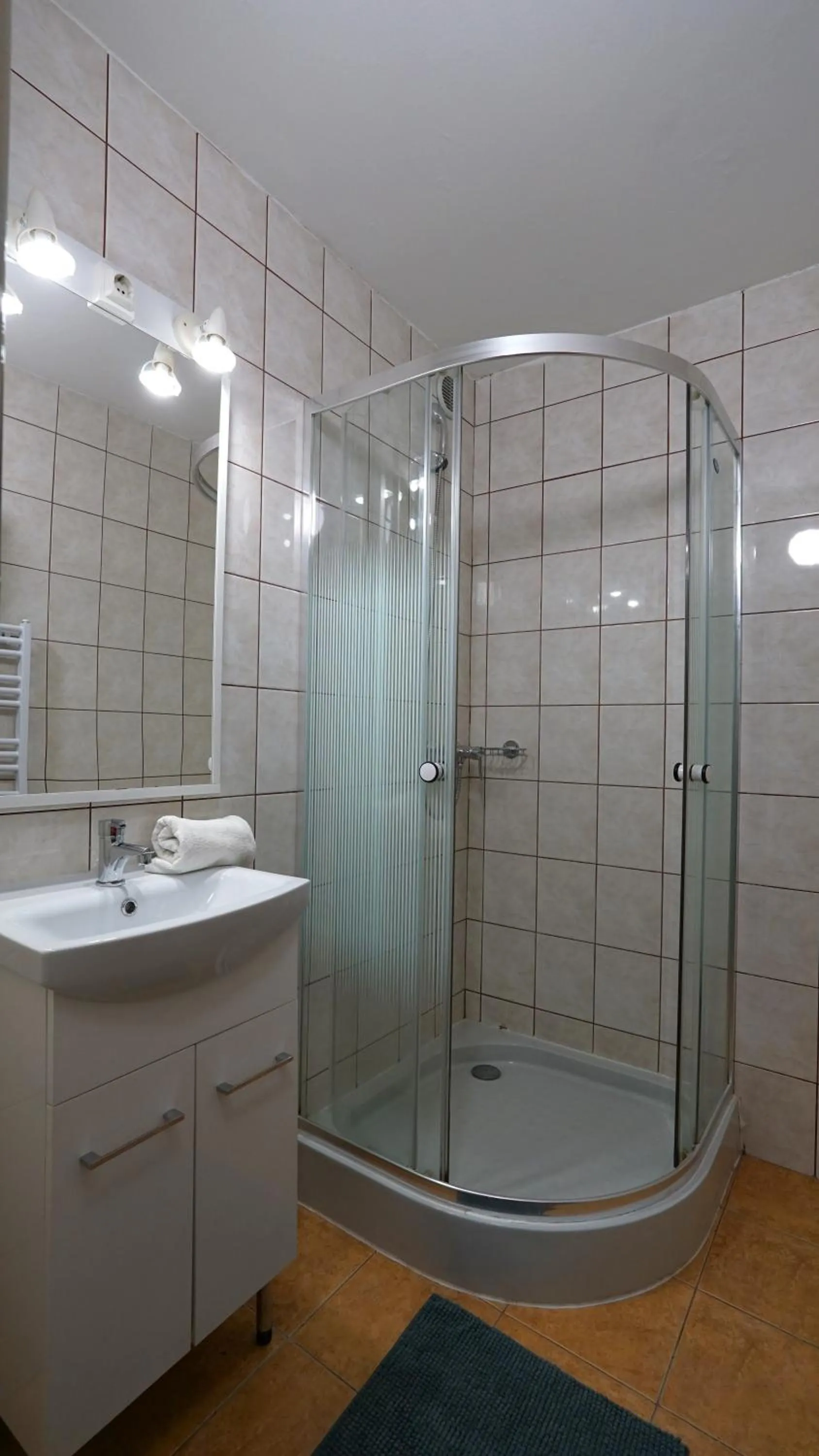 Shower in Plazs Hotel Siófok