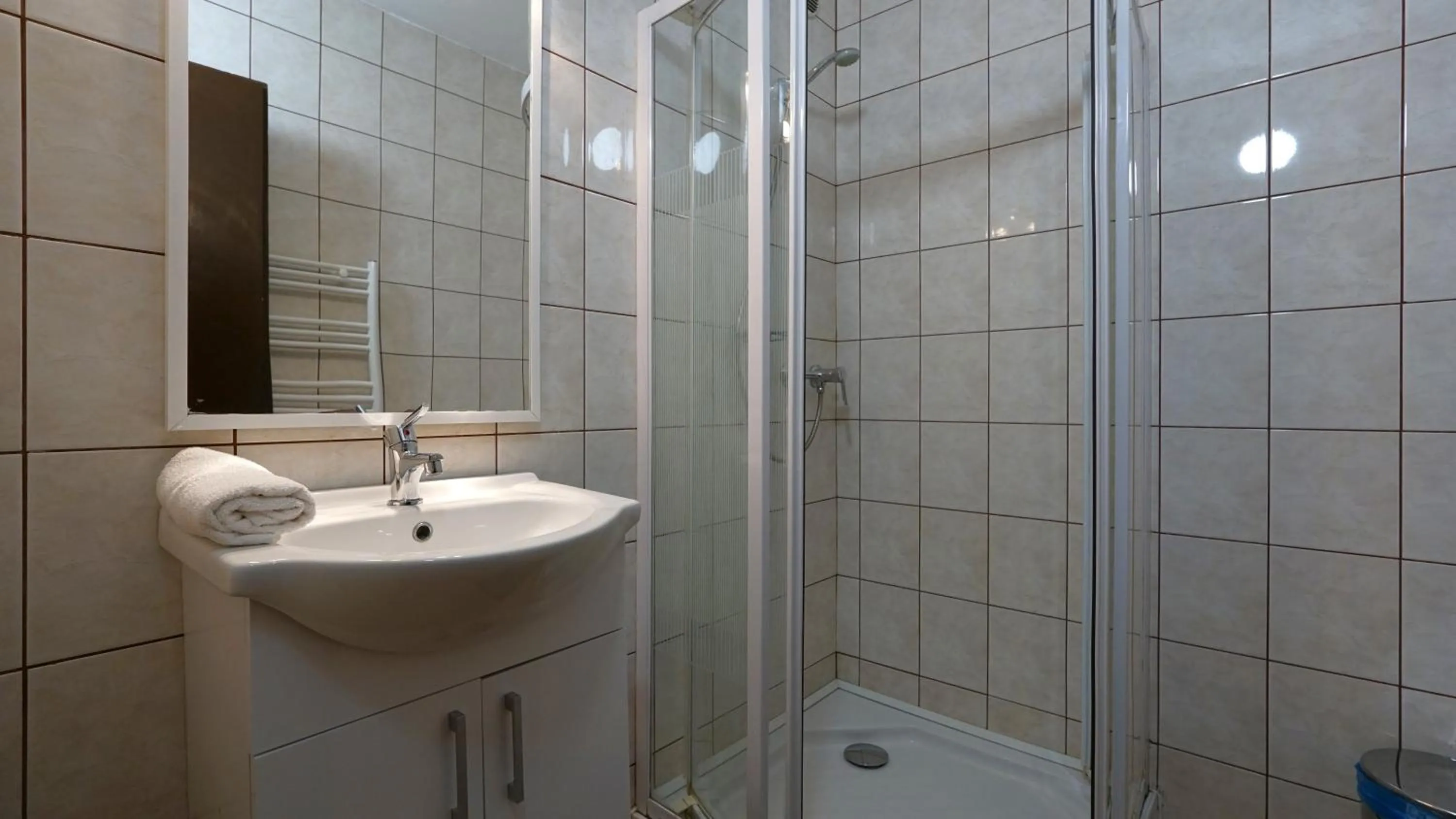 Shower in Plazs Hotel Siófok