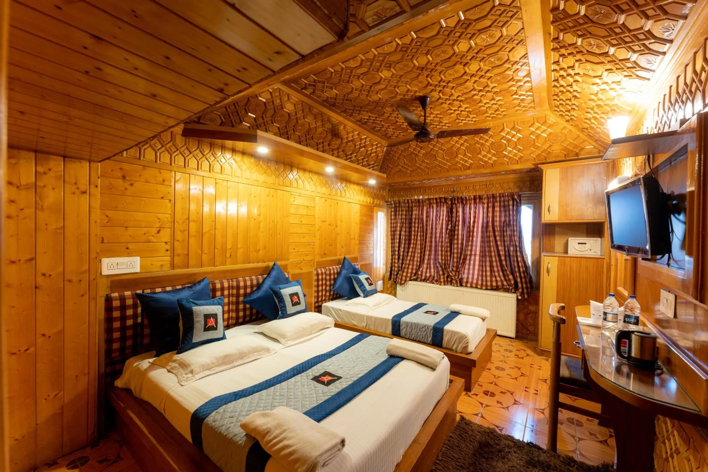 Deluxe Double Room in Hotel Akbar At Dal Lake Ghat Number 1