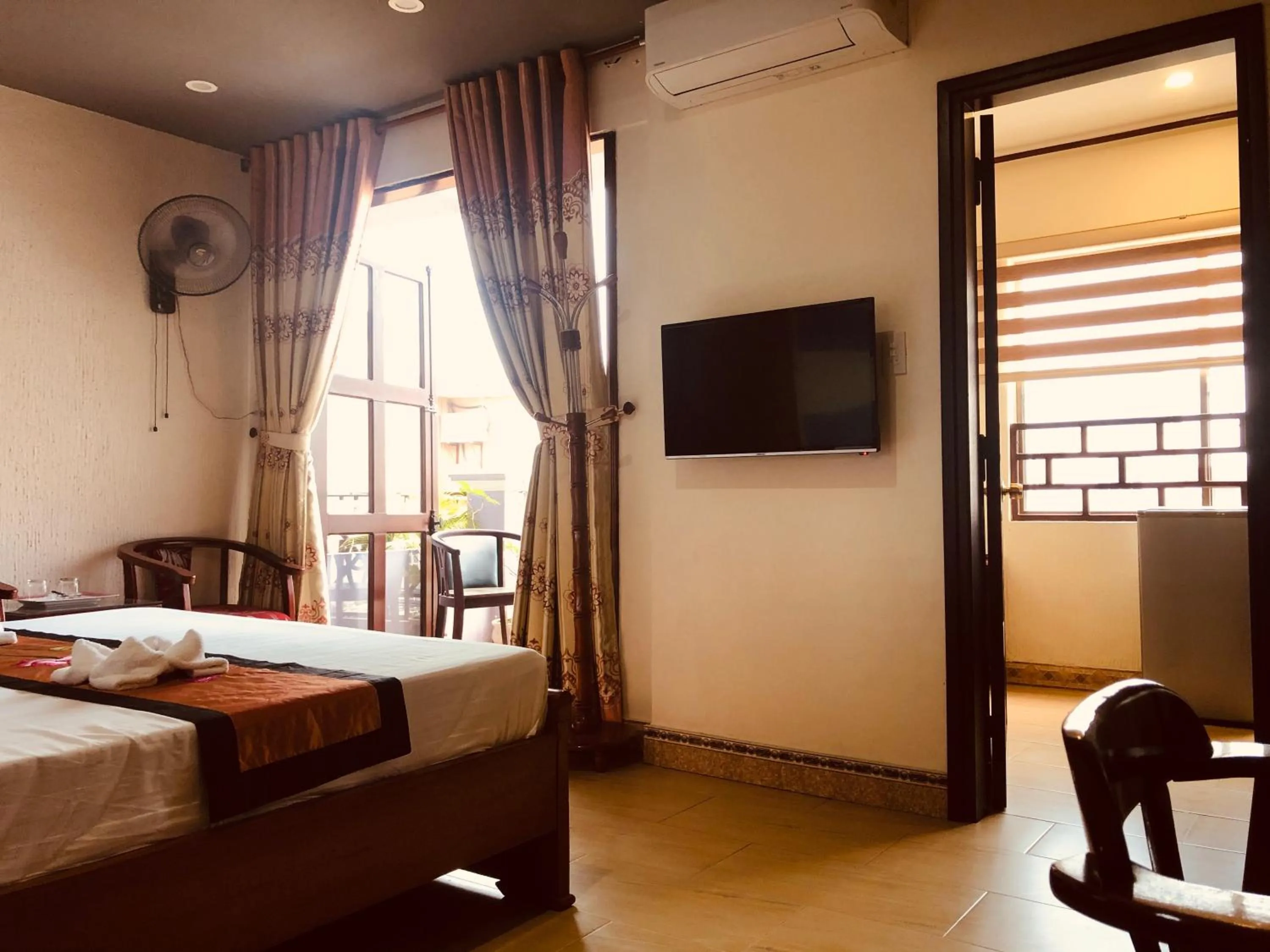 Communal lounge/ TV room, Bed in Sunny A Hotel