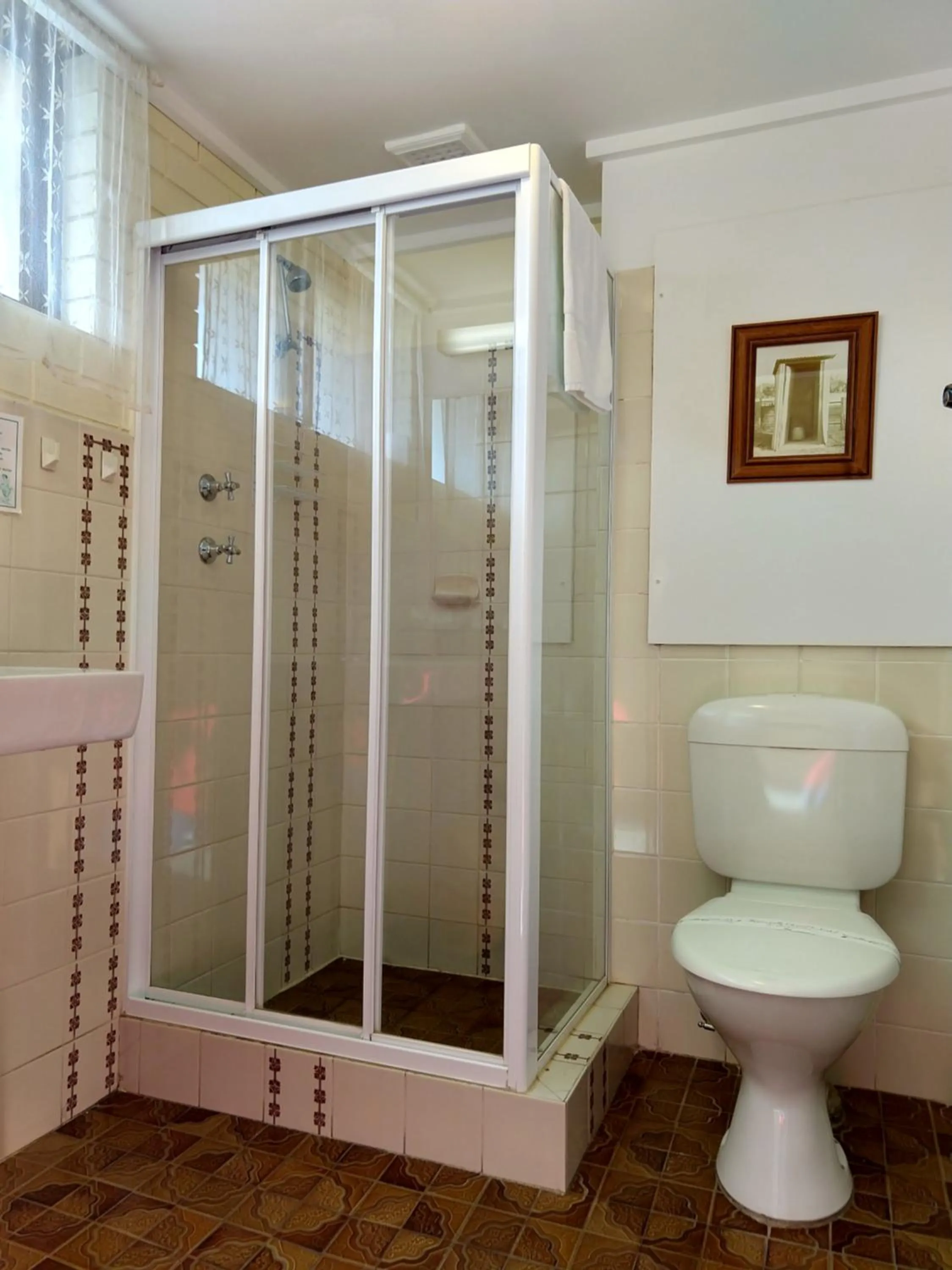 Shower in Goldrush Motel Young CBD