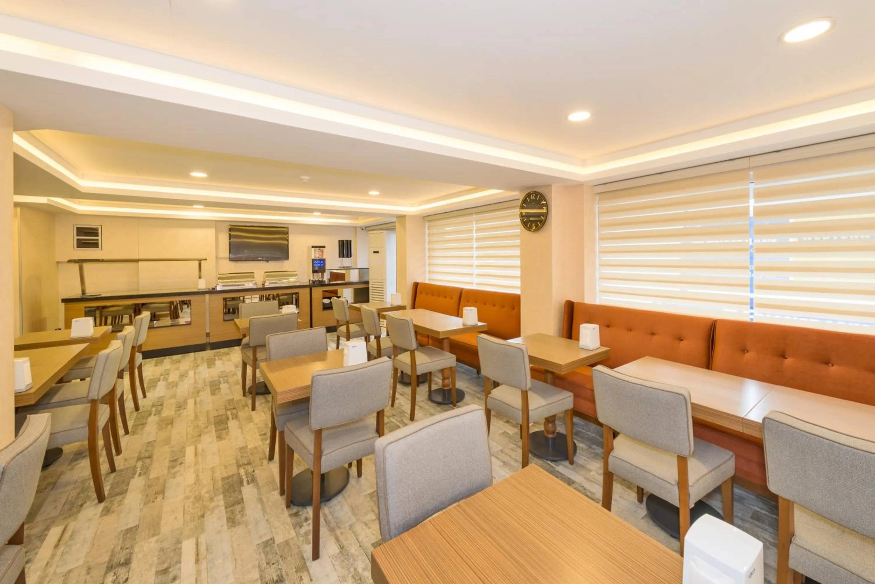 Restaurant/places to eat in Floransa City Hotel