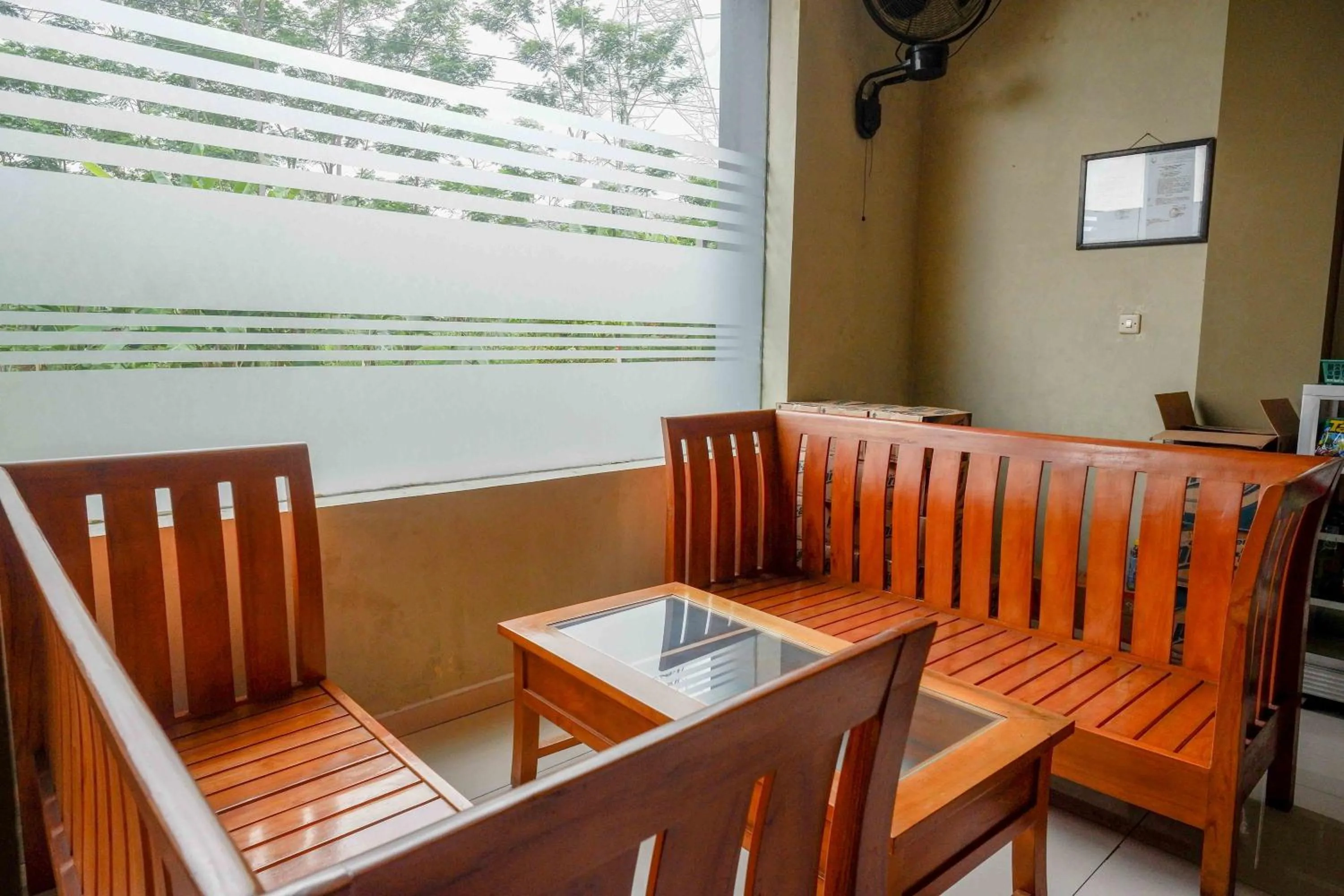 Seating area in Urbanview Hotel Bergas Indah Bandungan by RedDoorz