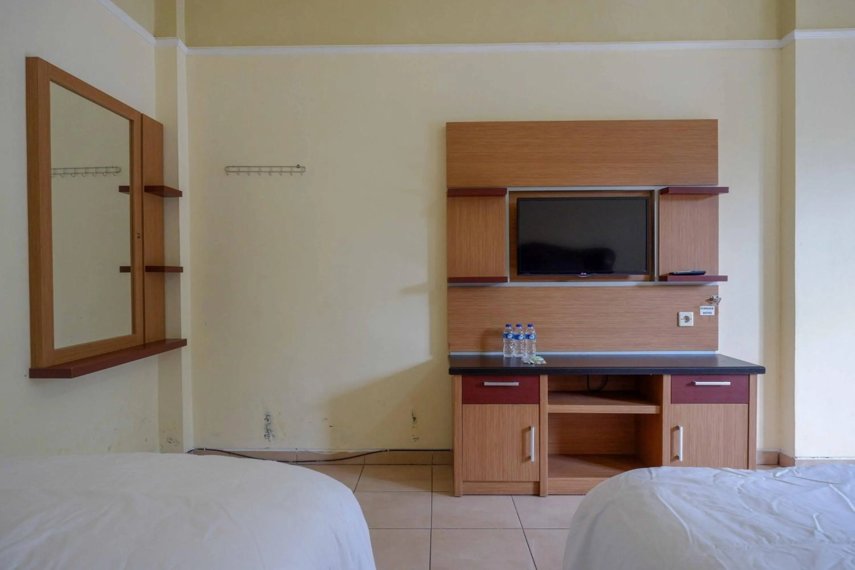 Bedroom, Bed in Urbanview Hotel Bergas Indah Bandungan by RedDoorz