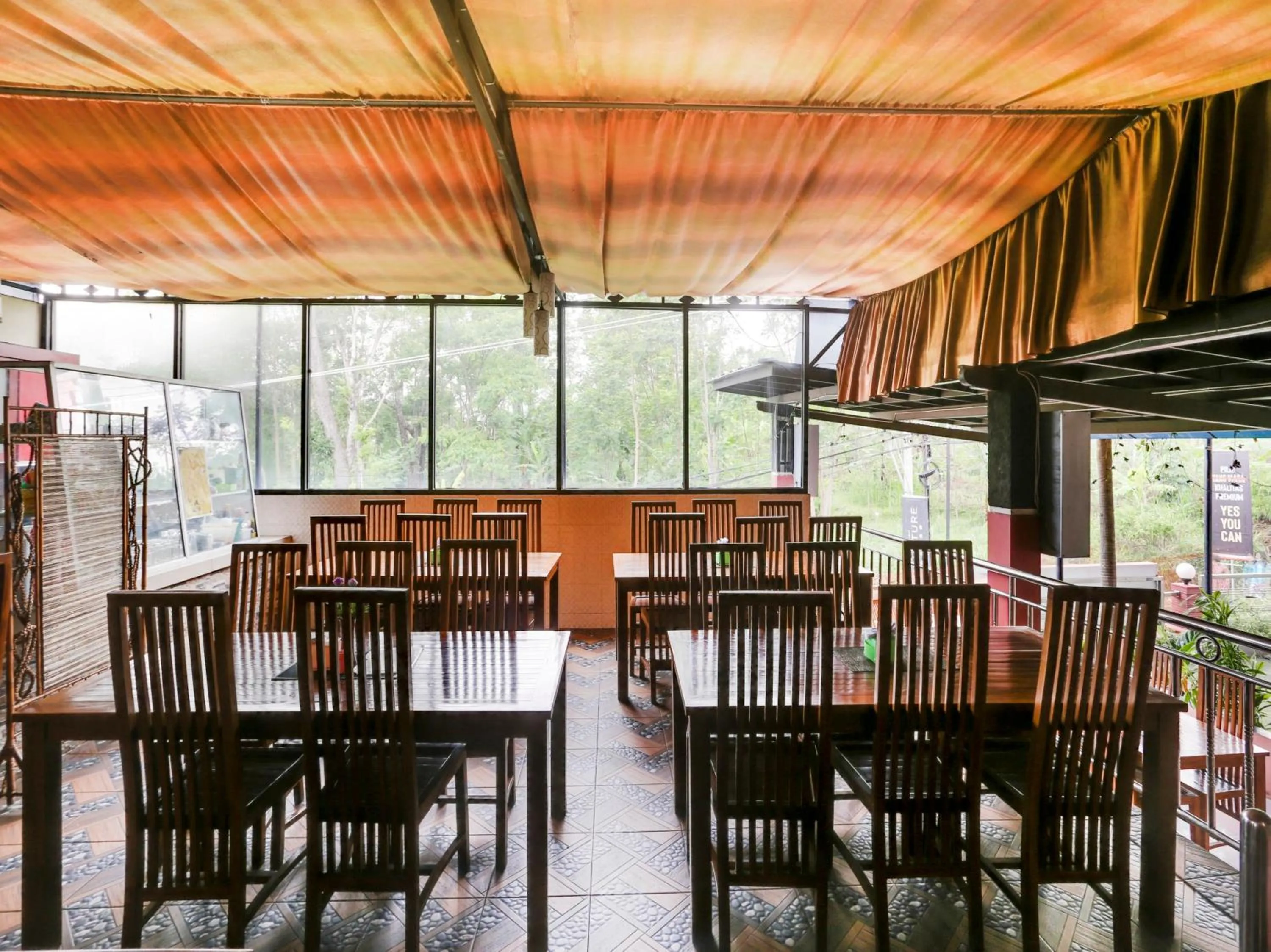 Restaurant/places to eat in Urbanview Hotel Bergas Indah Bandungan by RedDoorz