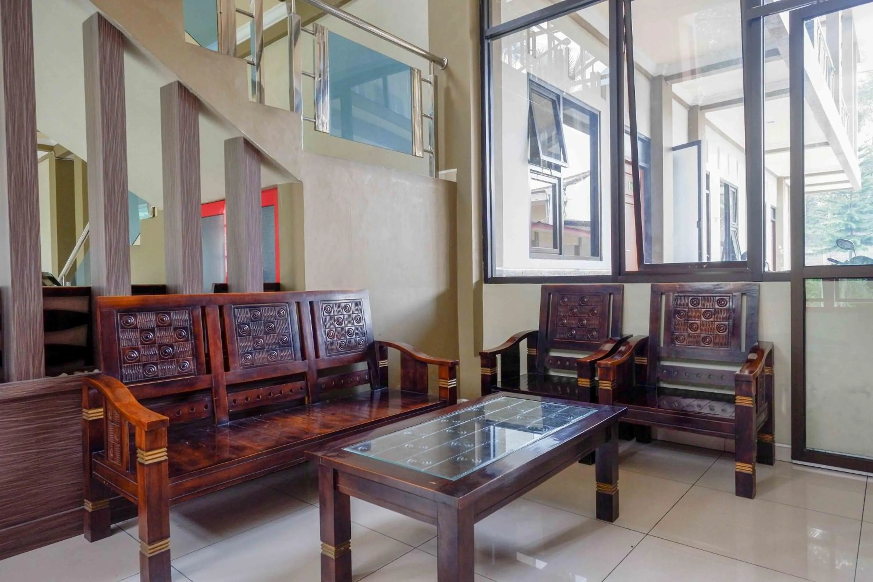 Seating area in Urbanview Hotel Bergas Indah Bandungan by RedDoorz