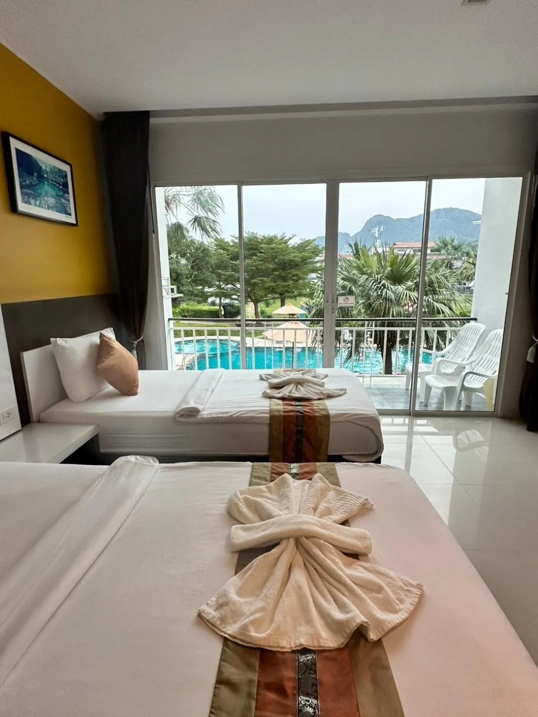 Swimming pool, Bed in Gypsy Sea View Resort- Phi Phi Island
