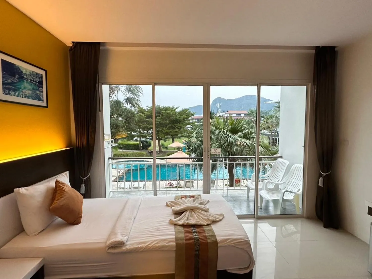 Pool view, Bed in Gypsy Sea View Resort- Phi Phi Island