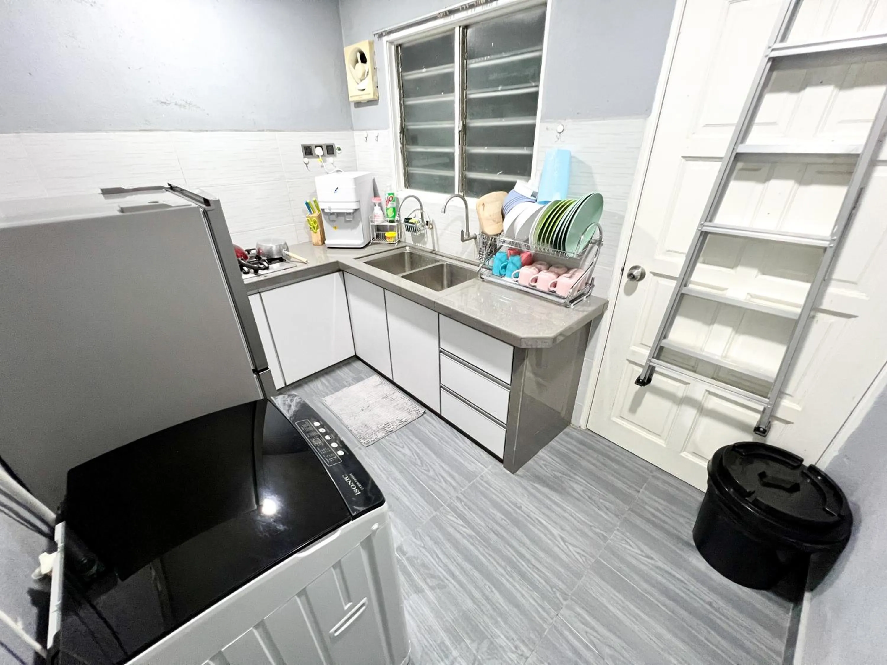 Kitchen or kitchenette in Sehijau Homestay Taman Ira